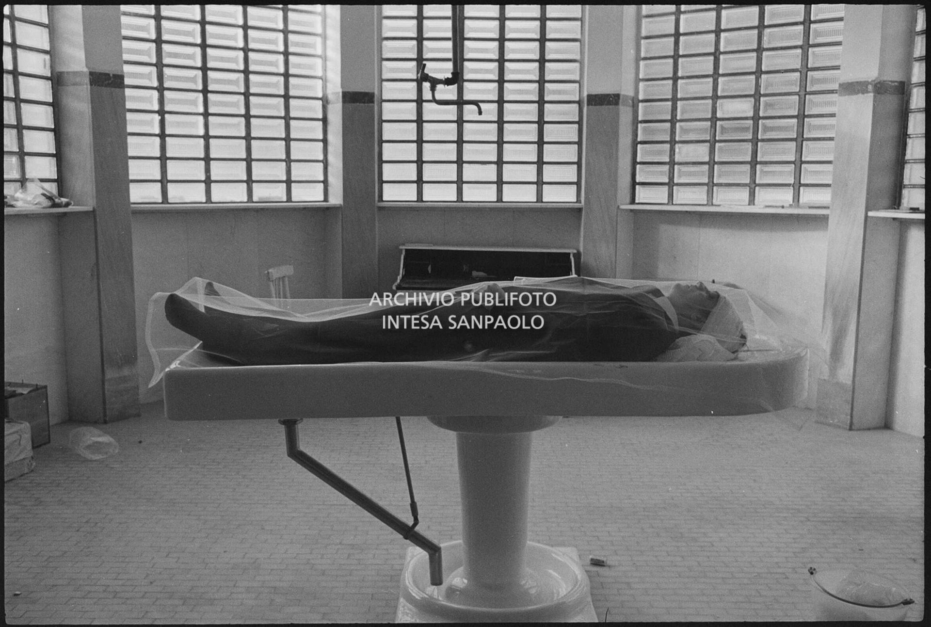 Il corpo di Luigi Tenco all'obitorio