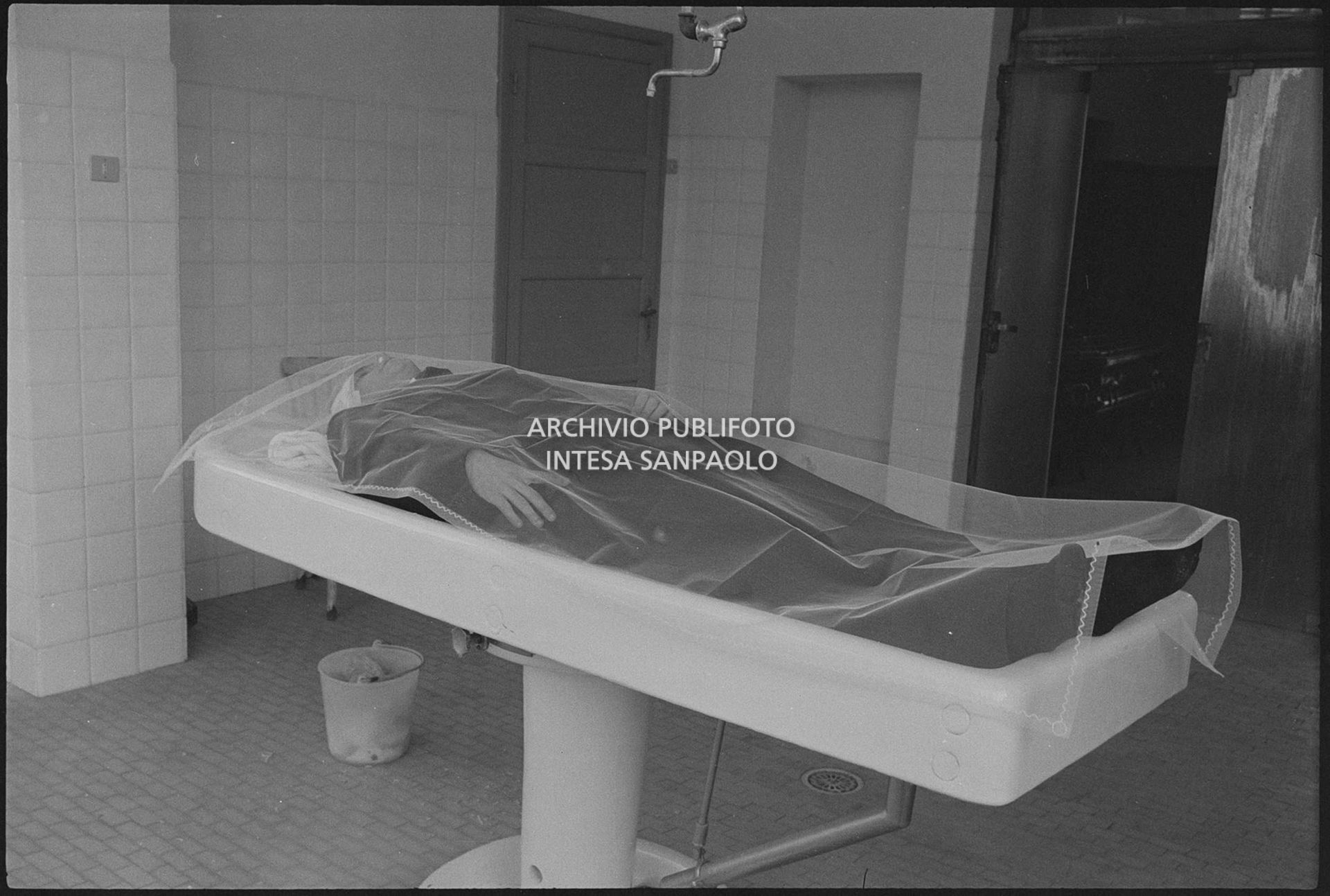 Il corpo di Luigi Tenco all'obitorio
