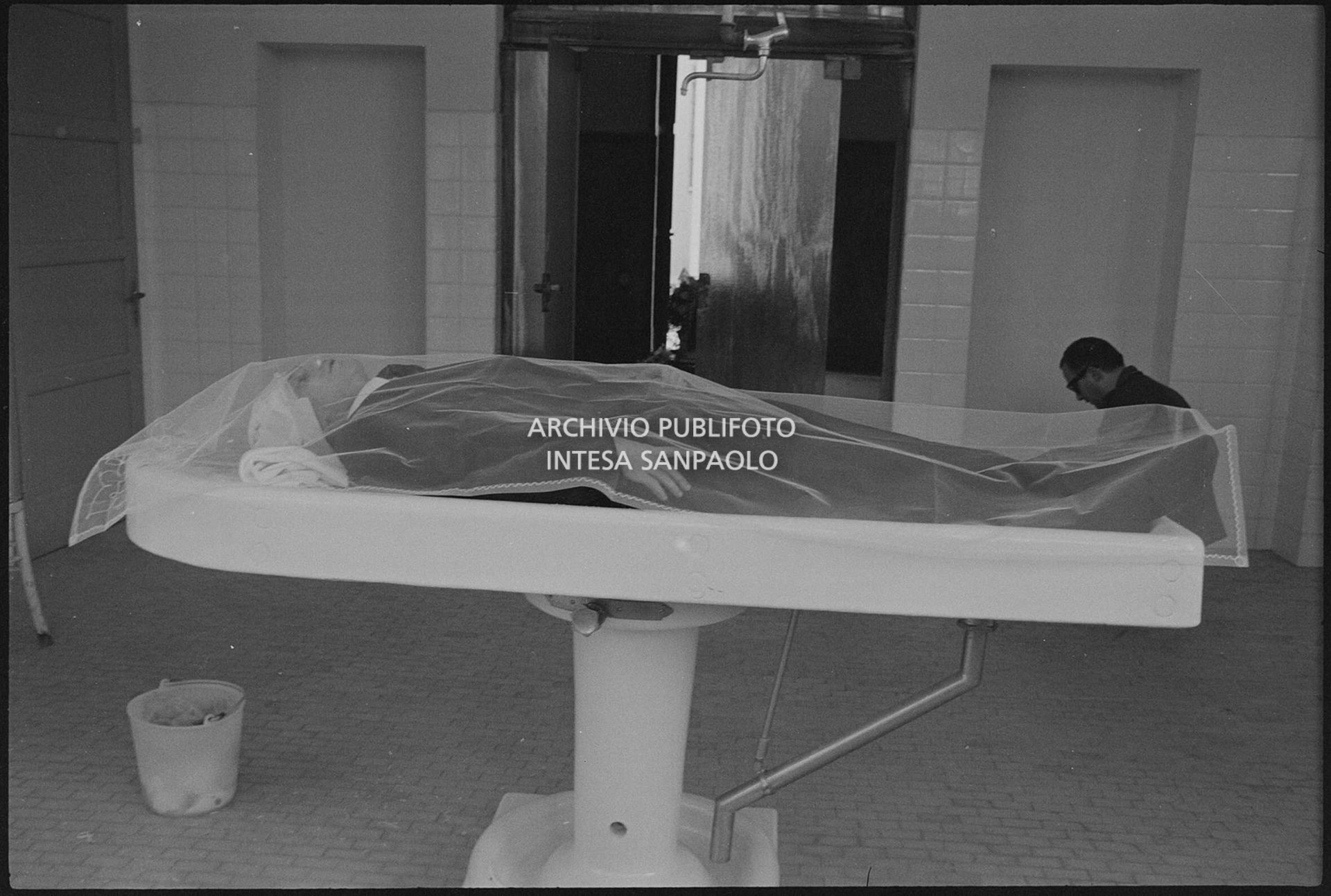 Il corpo di Luigi Tenco all'obitorio