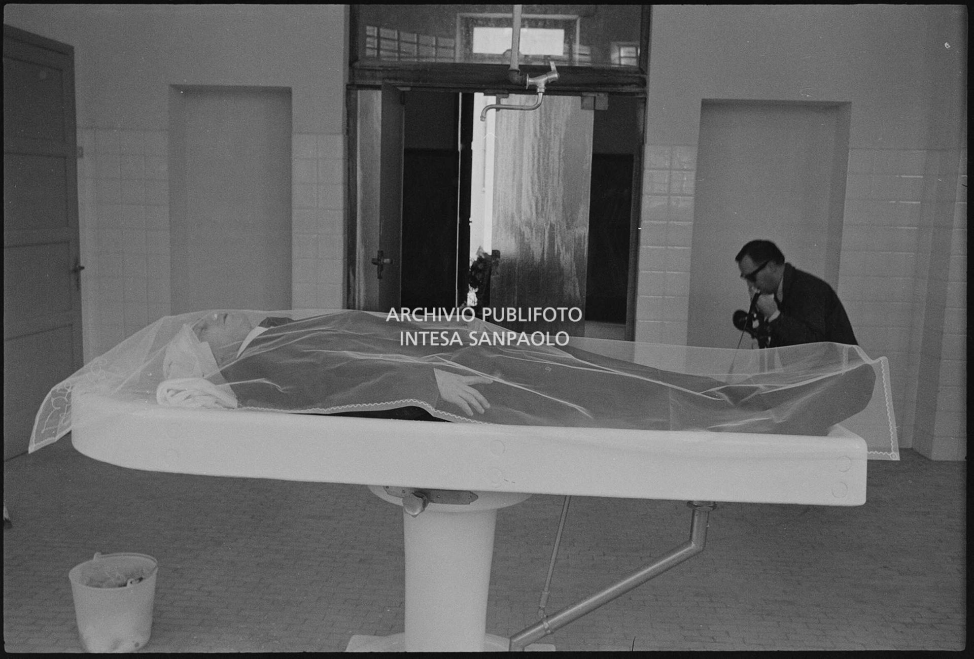 Il corpo di Luigi Tenco all'obitorio