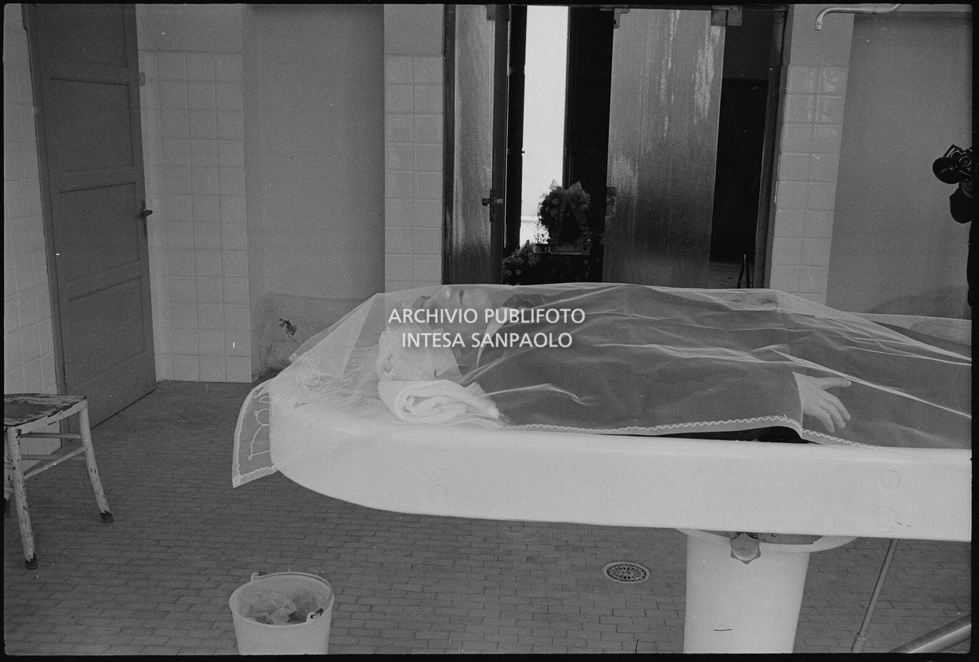 Il corpo di Luigi Tenco all'obitorio