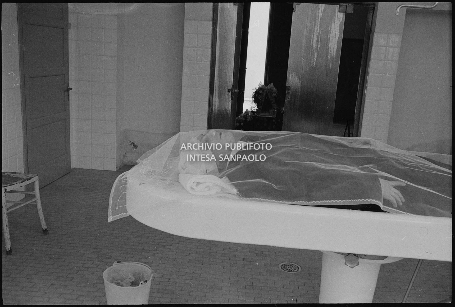 Il corpo di Luigi Tenco all'obitorio