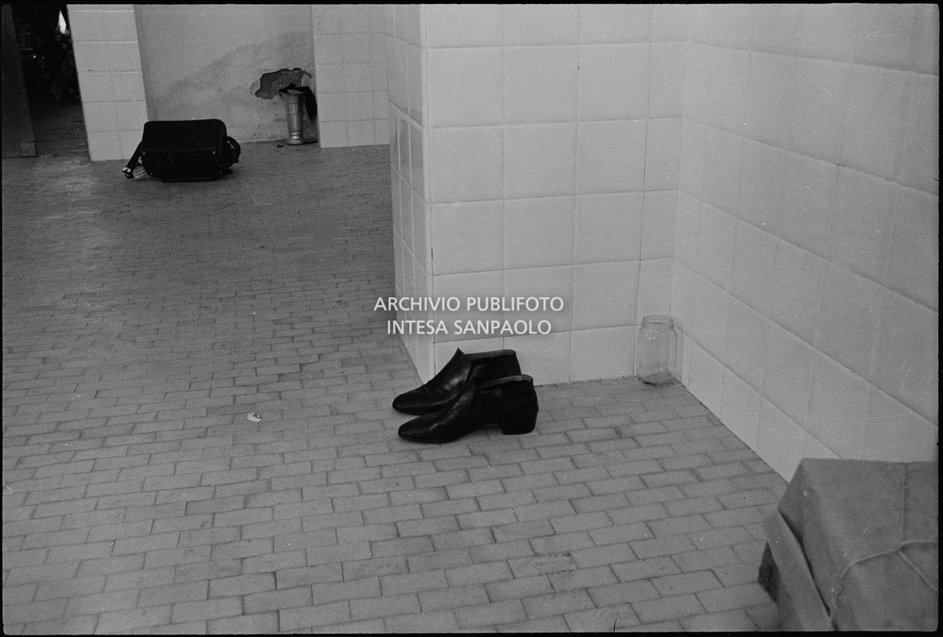 Il corpo di Luigi Tenco all'obitorio