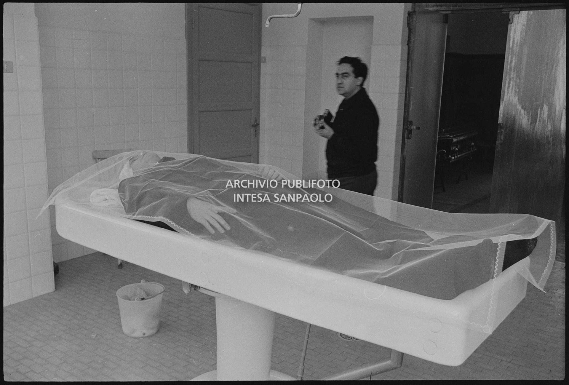 Il corpo di Luigi Tenco all'obitorio