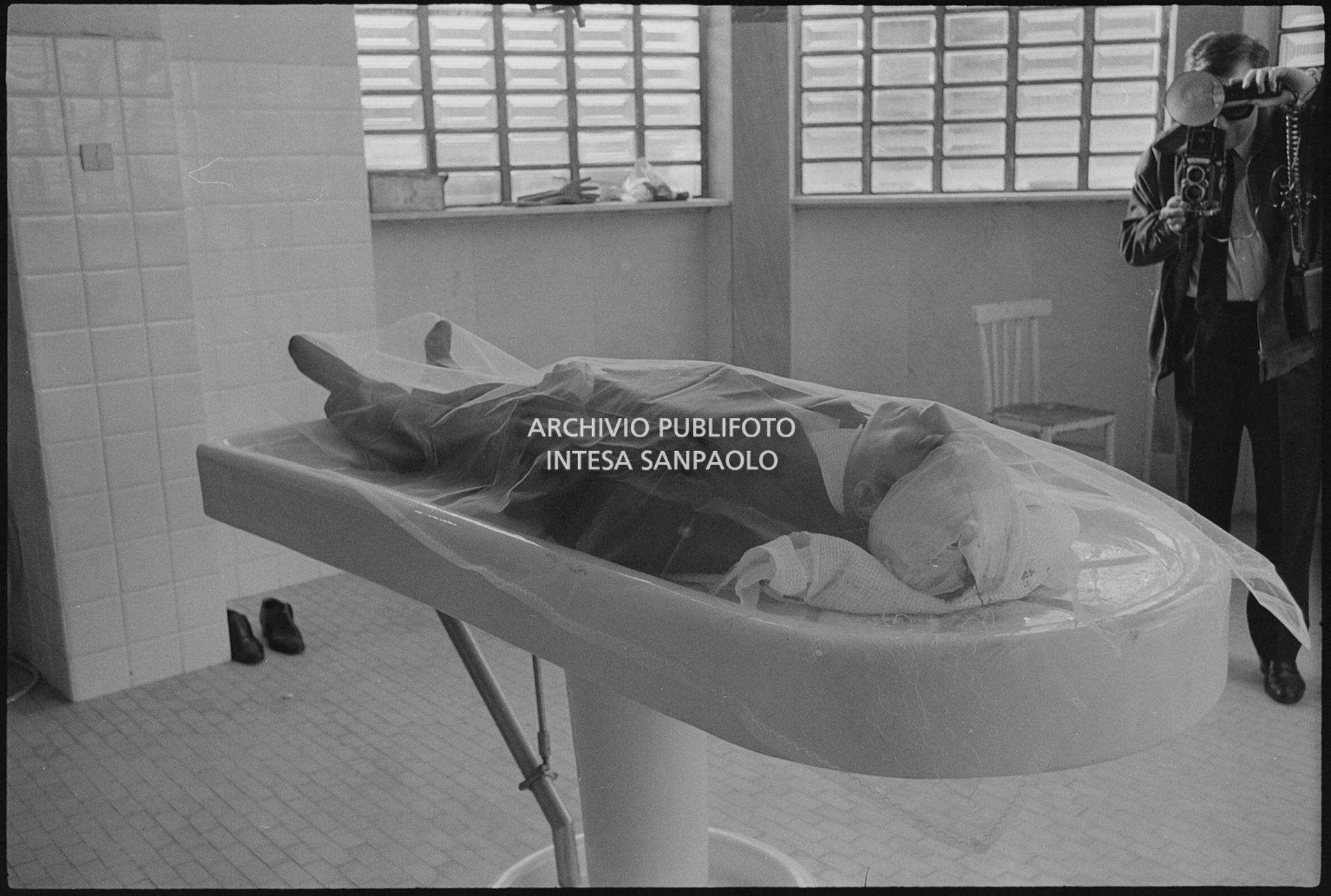 Il corpo di Luigi Tenco all'obitorio