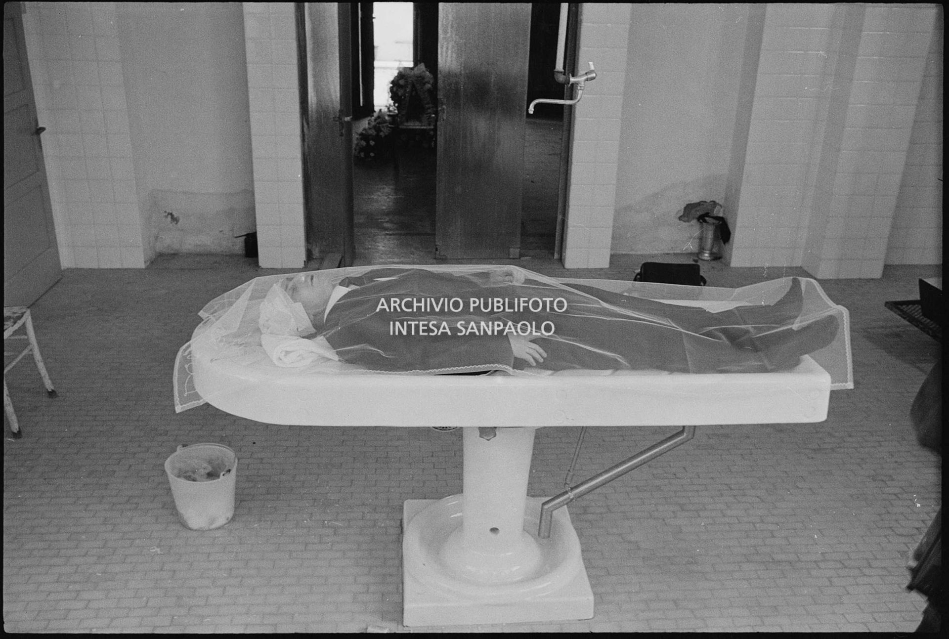 Il corpo di Luigi Tenco all'obitorio