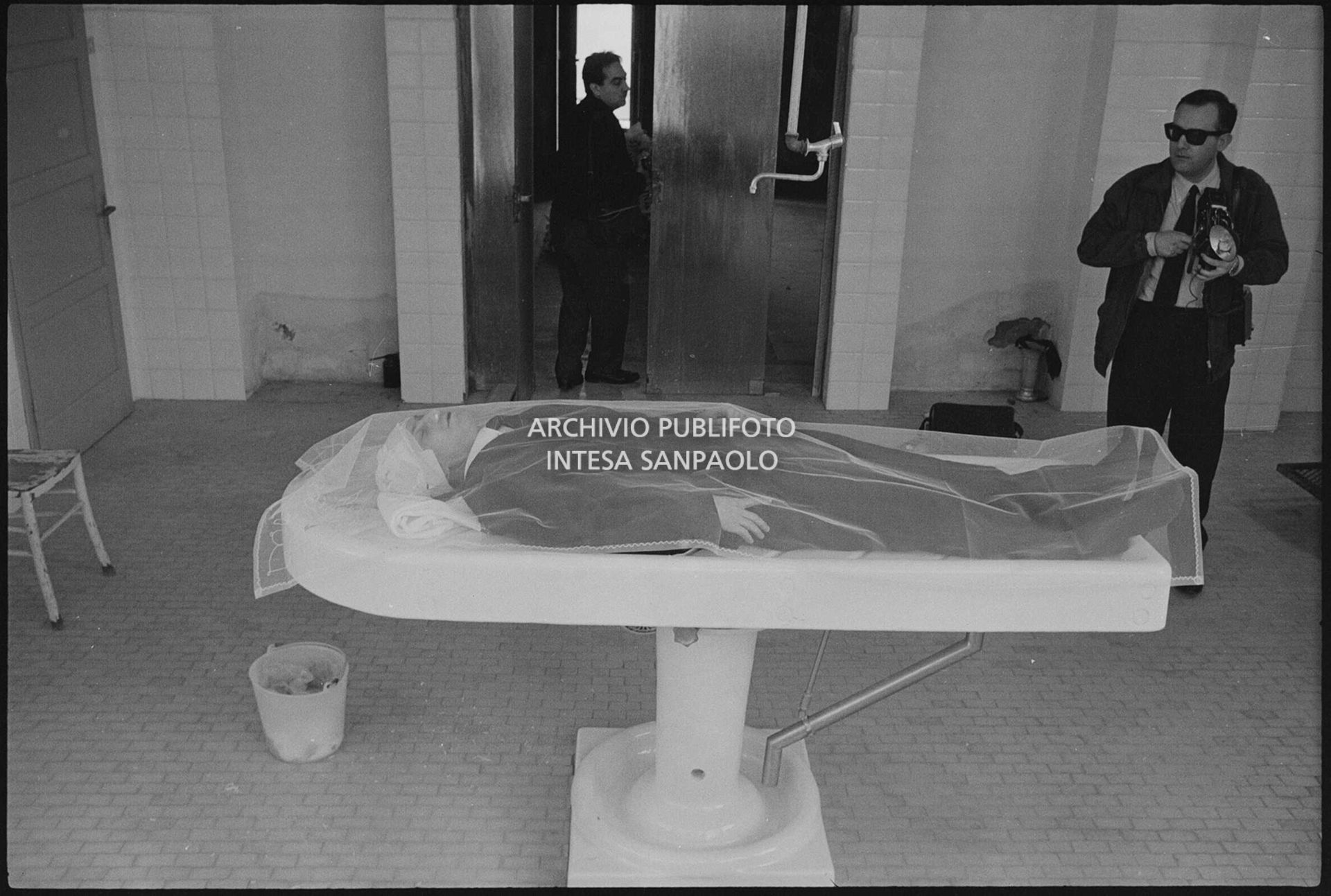 Il corpo di Luigi Tenco all'obitorio