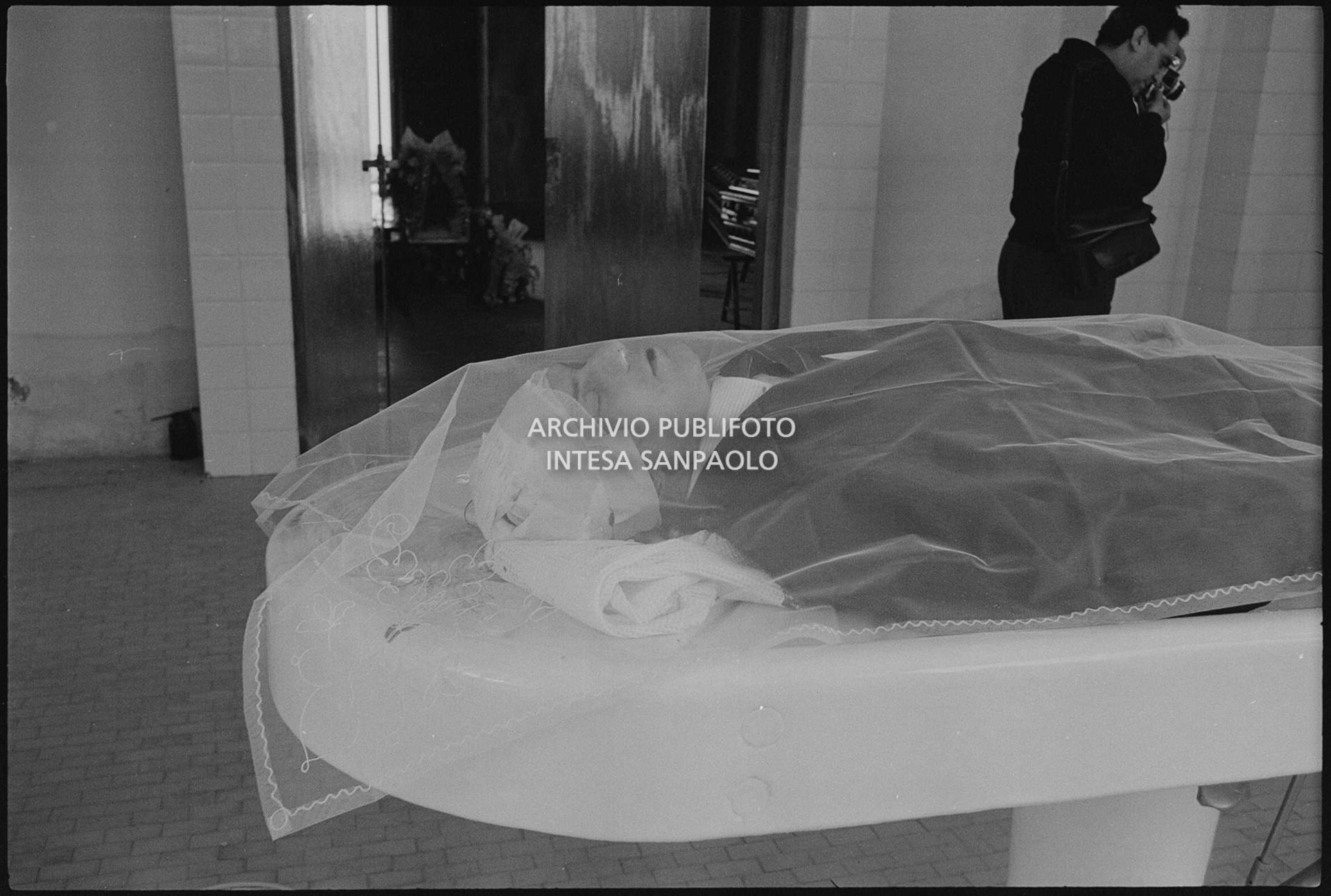Il corpo di Luigi Tenco all'obitorio