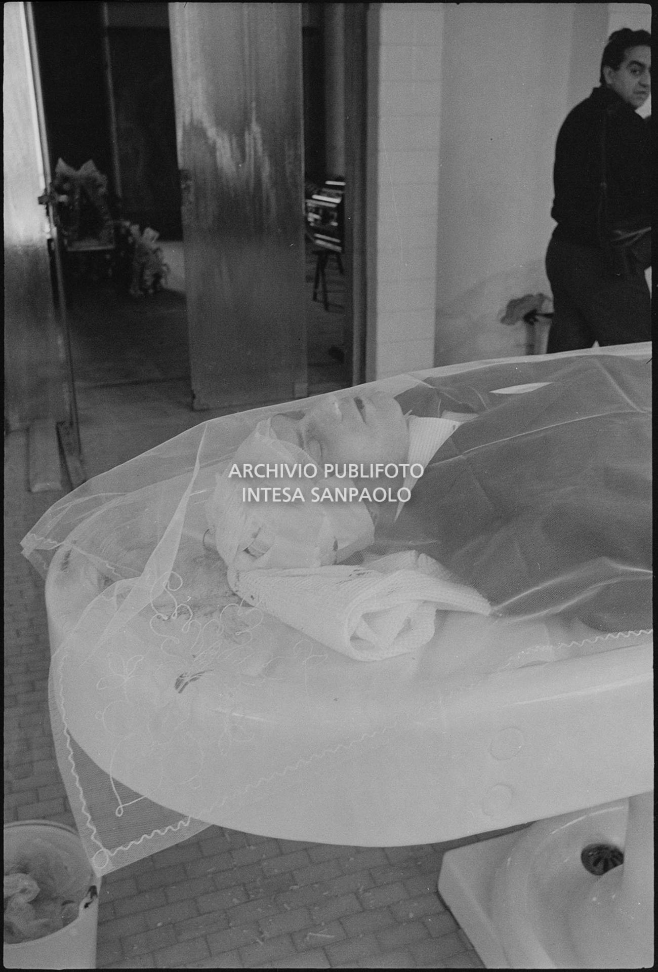 Il corpo di Luigi Tenco all'obitorio