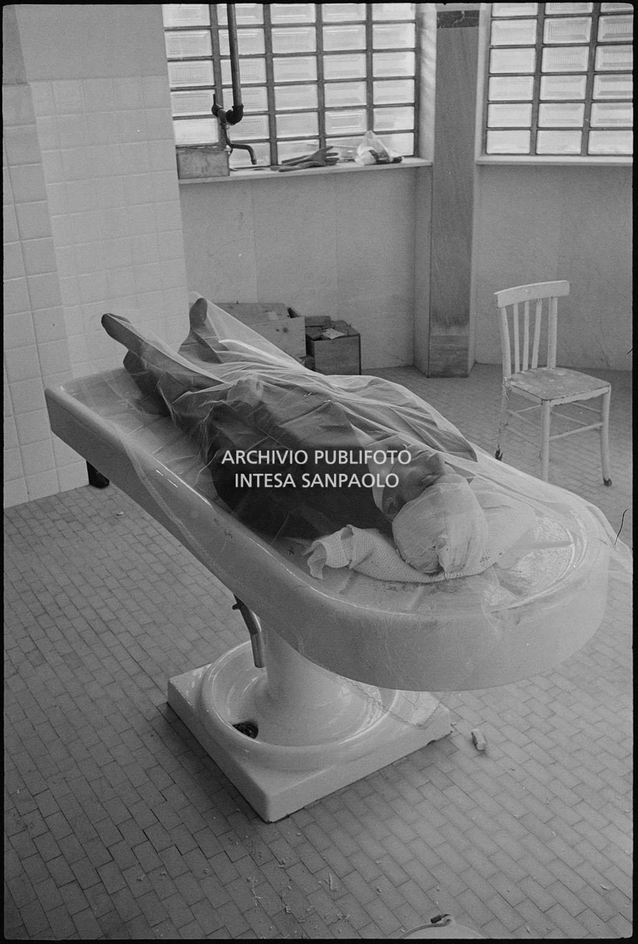 Il corpo di Luigi Tenco all'obitorio