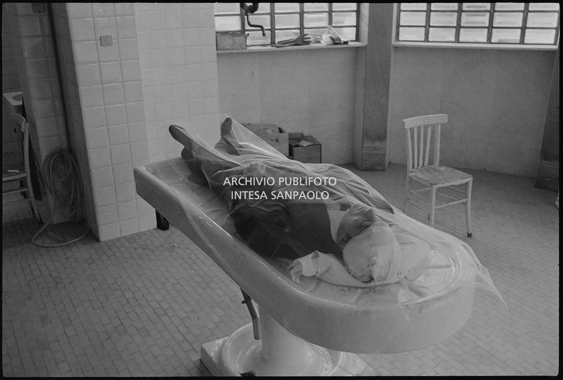 Il corpo di Luigi Tenco all'obitorio