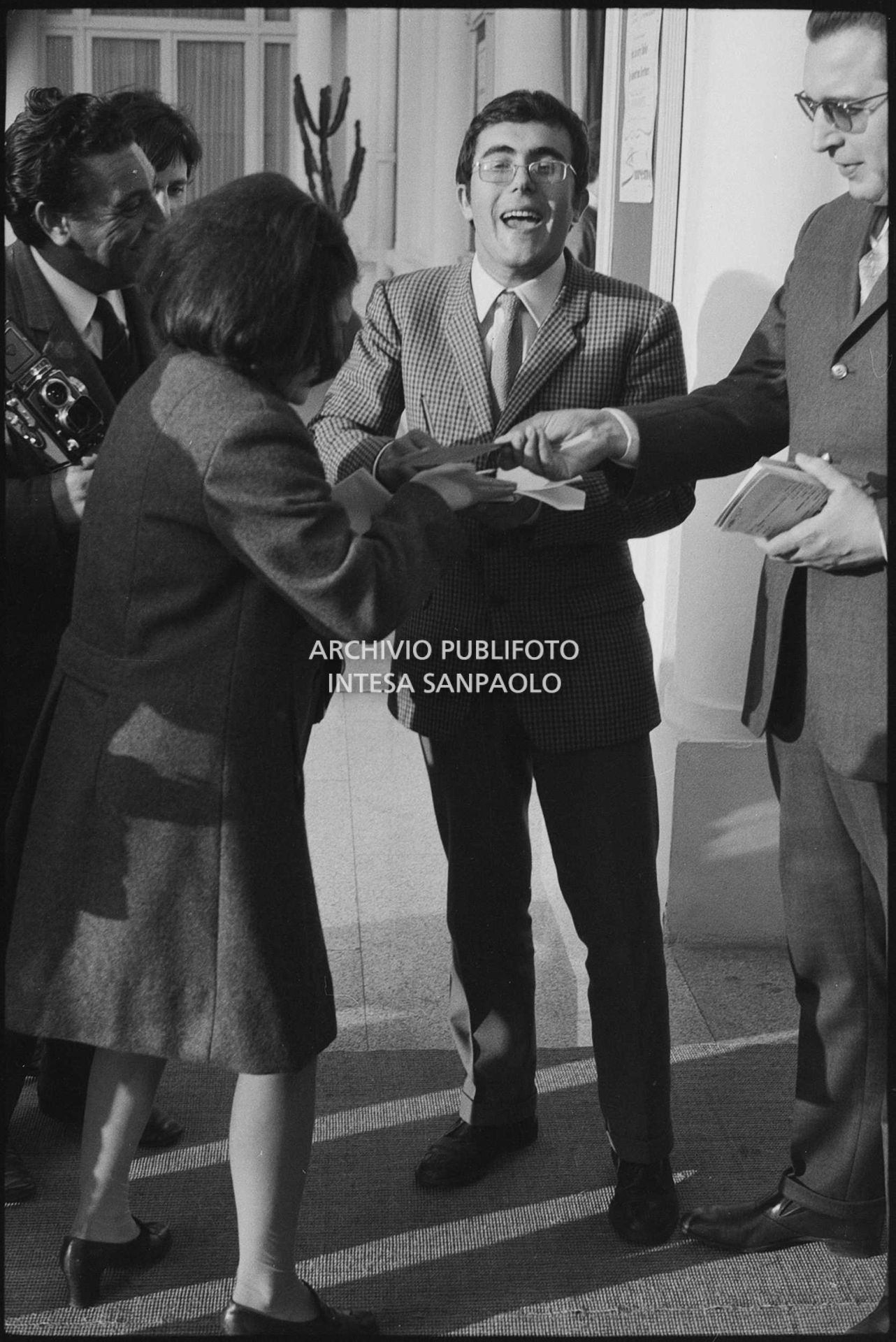 Al Bano firma autografi all'esterno del Casinò nei giorni del XVIII Festival della canzone italiana di Sanremo