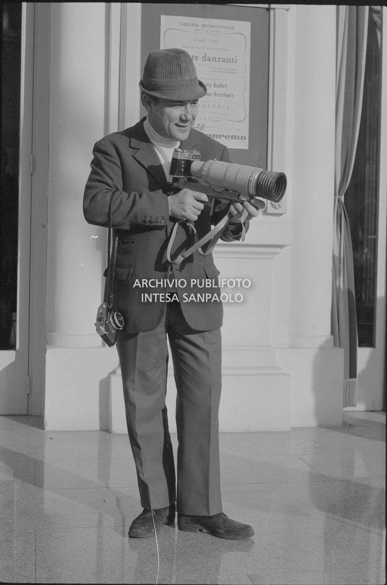 Claudio Villa, in veste di fotoreporter, all'esterno del Casinò nei giorni del XVIII Festival della canzone italiana di Sanremo