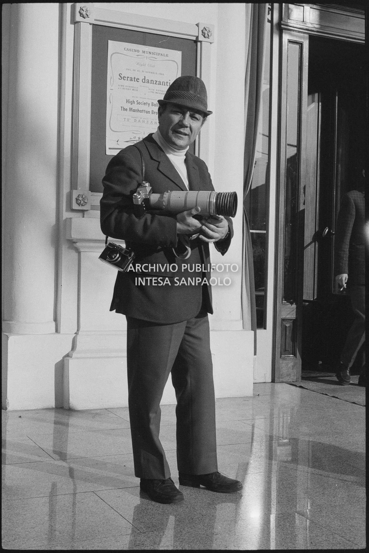 Claudio Villa, in veste di fotoreporter, all'esterno del Casinò nei giorni del XVIII Festival della canzone italiana di Sanremo