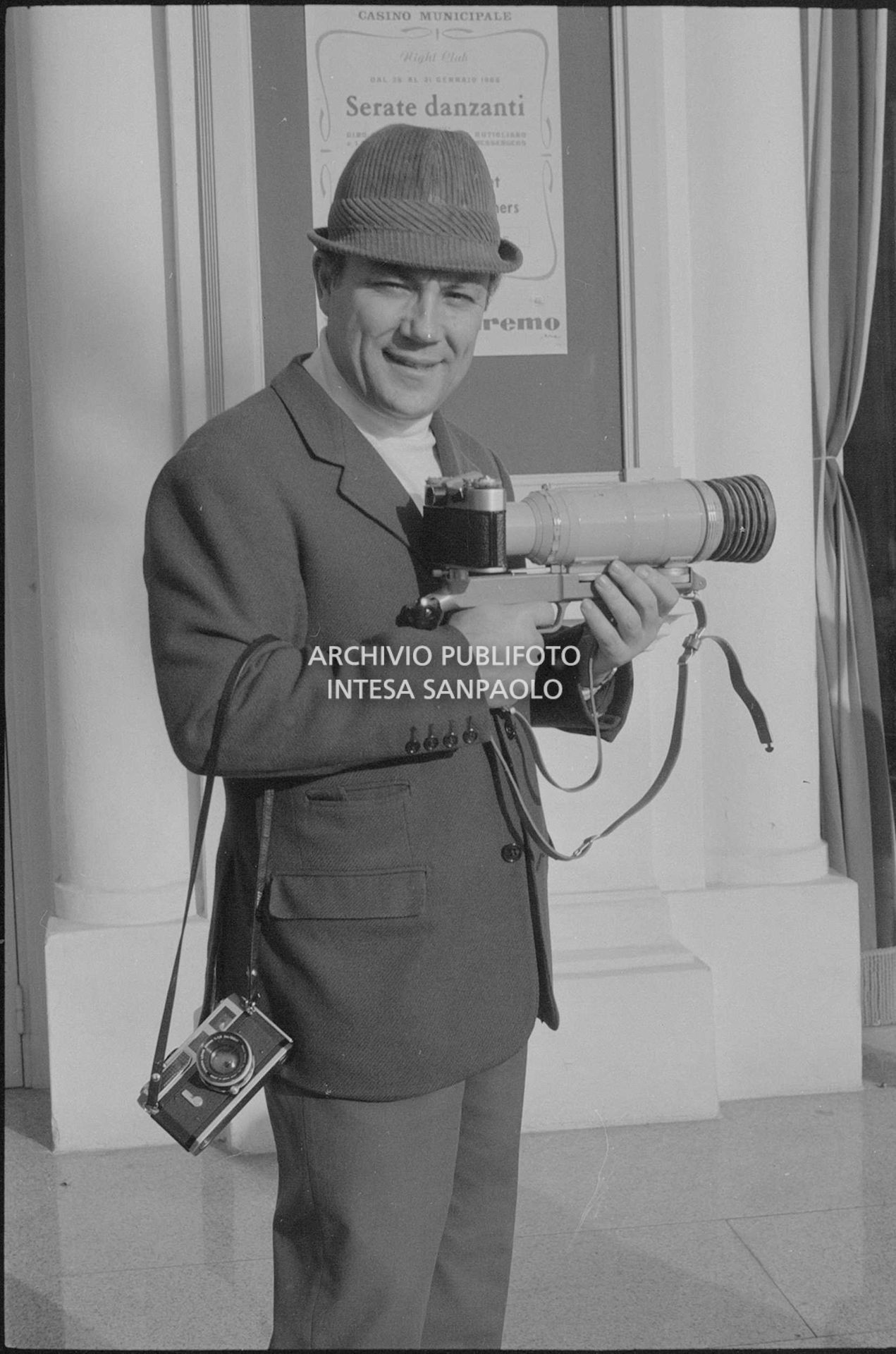 Claudio Villa, in veste di fotoreporter, all'esterno del Casinò nei giorni del XVIII Festival della canzone italiana di Sanremo