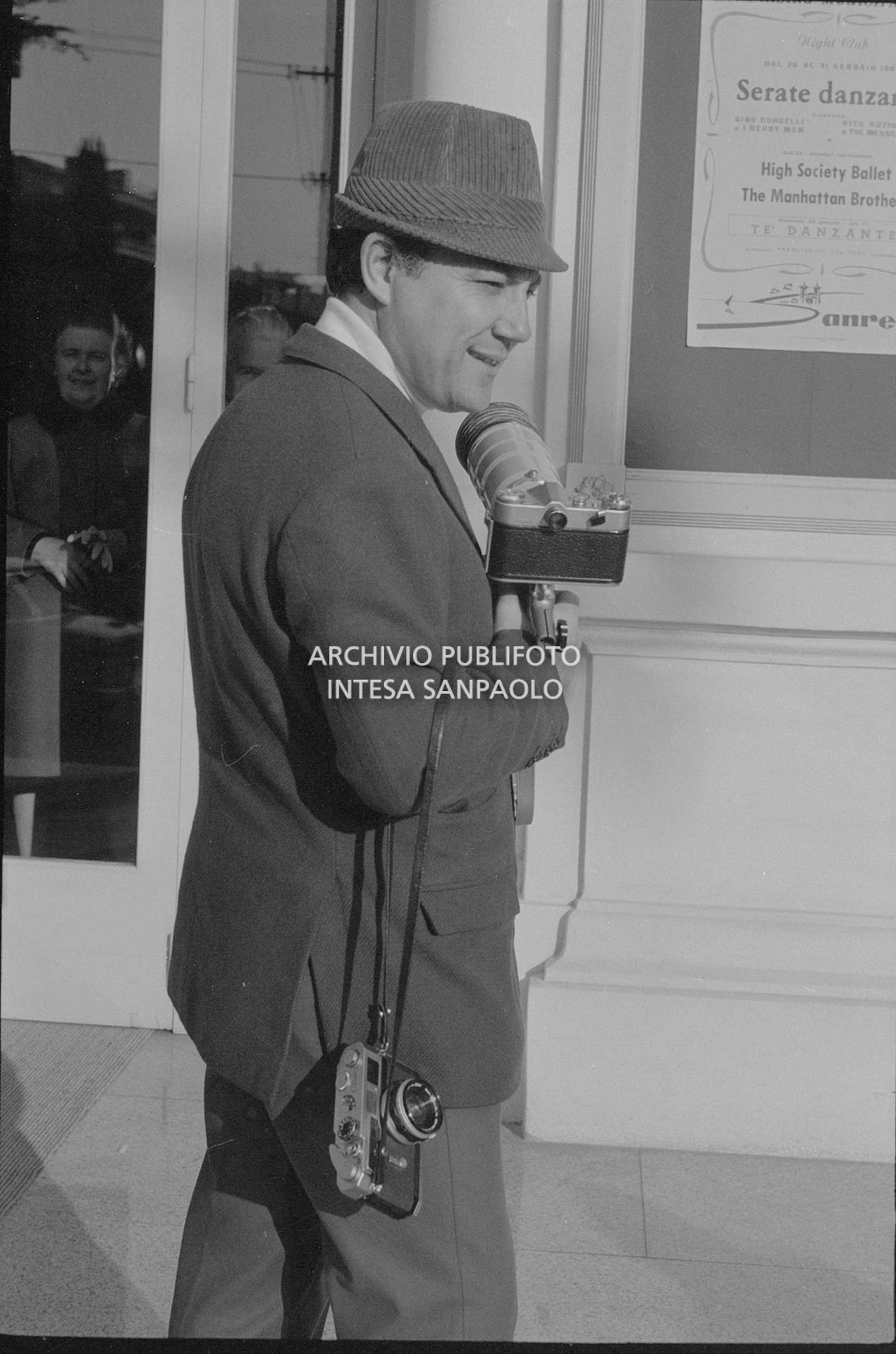 Claudio Villa, in veste di fotoreporter, all'esterno del Casinò nei giorni del XVIII Festival della canzone italiana di Sanremo