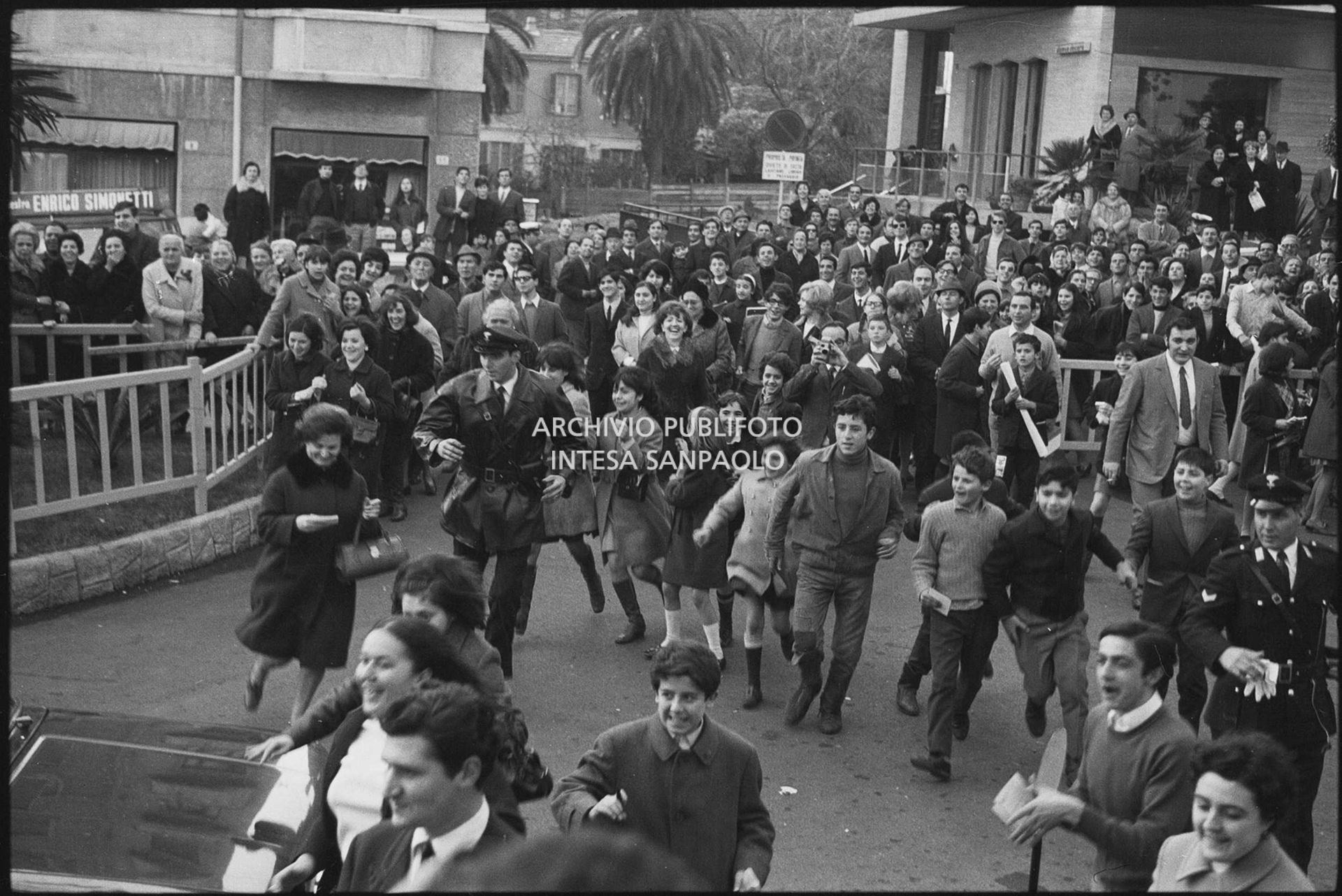 I fan all'esterno del Casinò nei giorni del XVIII Festival della canzone italiana di Sanremo