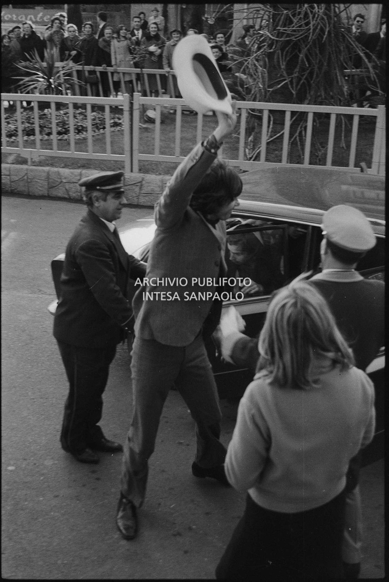 Antoine all'esterno del Casinò nei giorni del XVIII Festival della canzone italiana di Sanremo