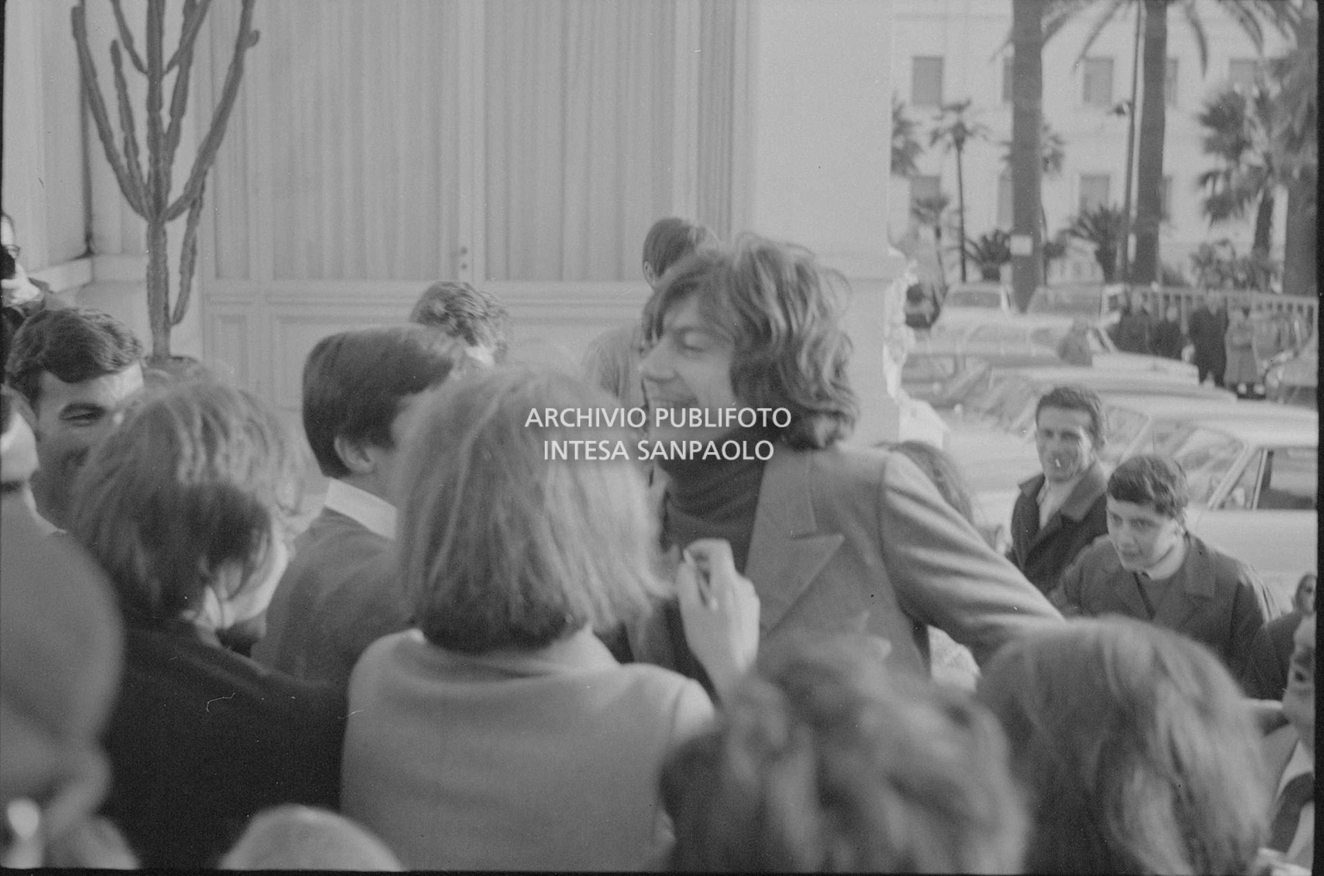 Antoine attorniato dai fan all'esterno del Casinò nei giorni del XVIII Festival della canzone italiana di Sanremo