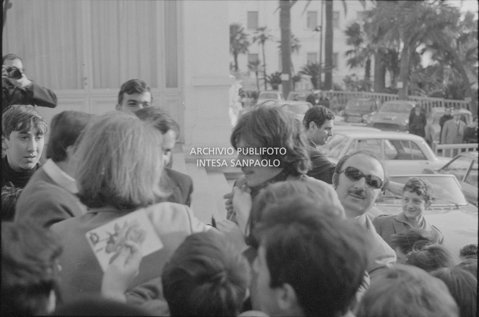 Antoine attorniato dai fan all'esterno del Casinò nei giorni del XVIII Festival della canzone italiana di Sanremo