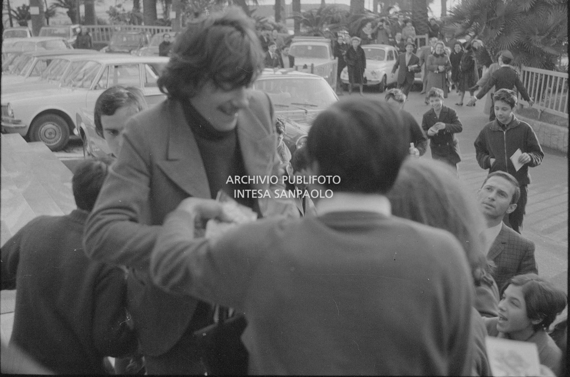 Antoine attorniato dai fan all'esterno del Casinò nei giorni del XVIII Festival della canzone italiana di Sanremo