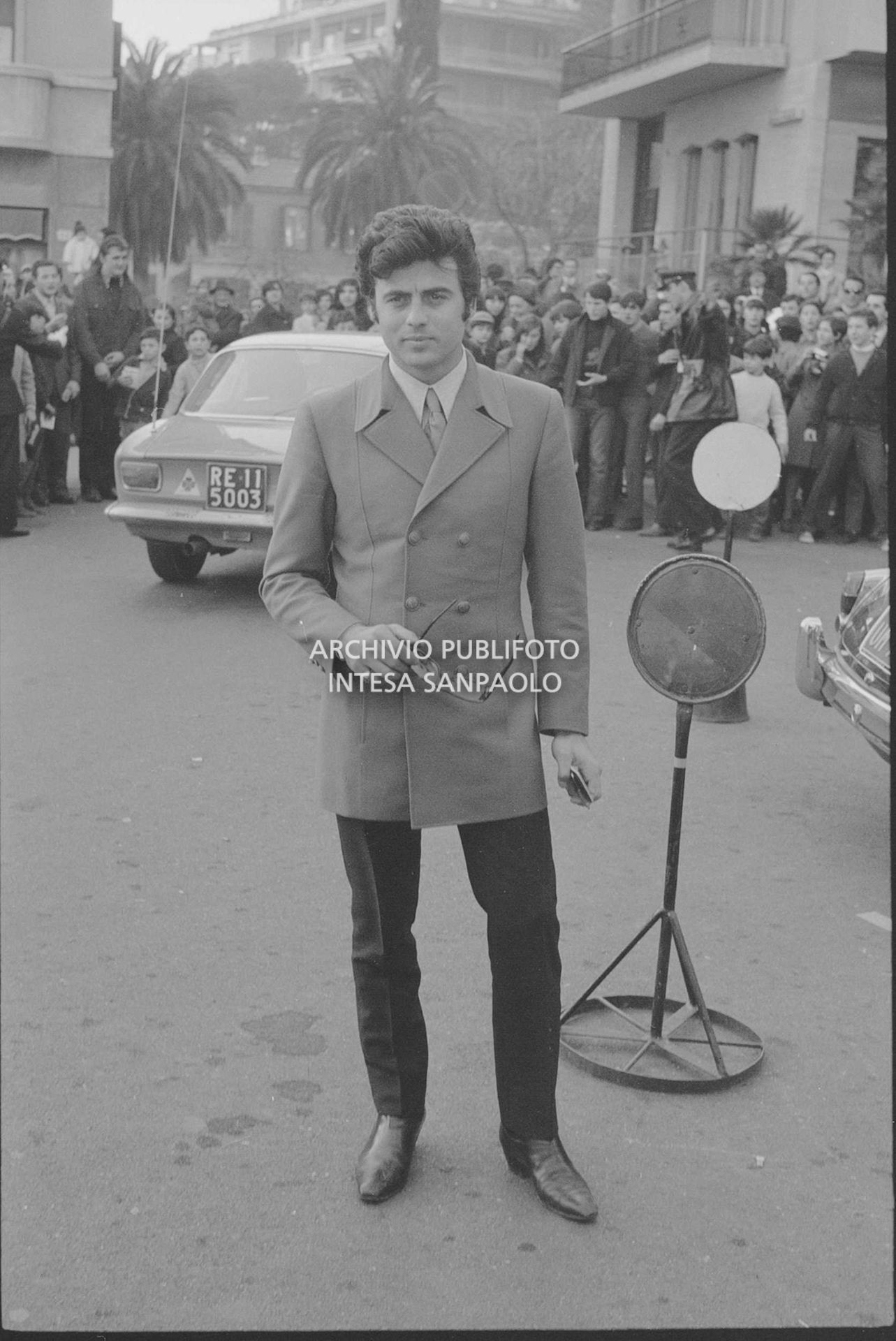 Little Tony all'esterno del Casinò nei giorni del XVIII Festival della canzone italiana di Sanremo