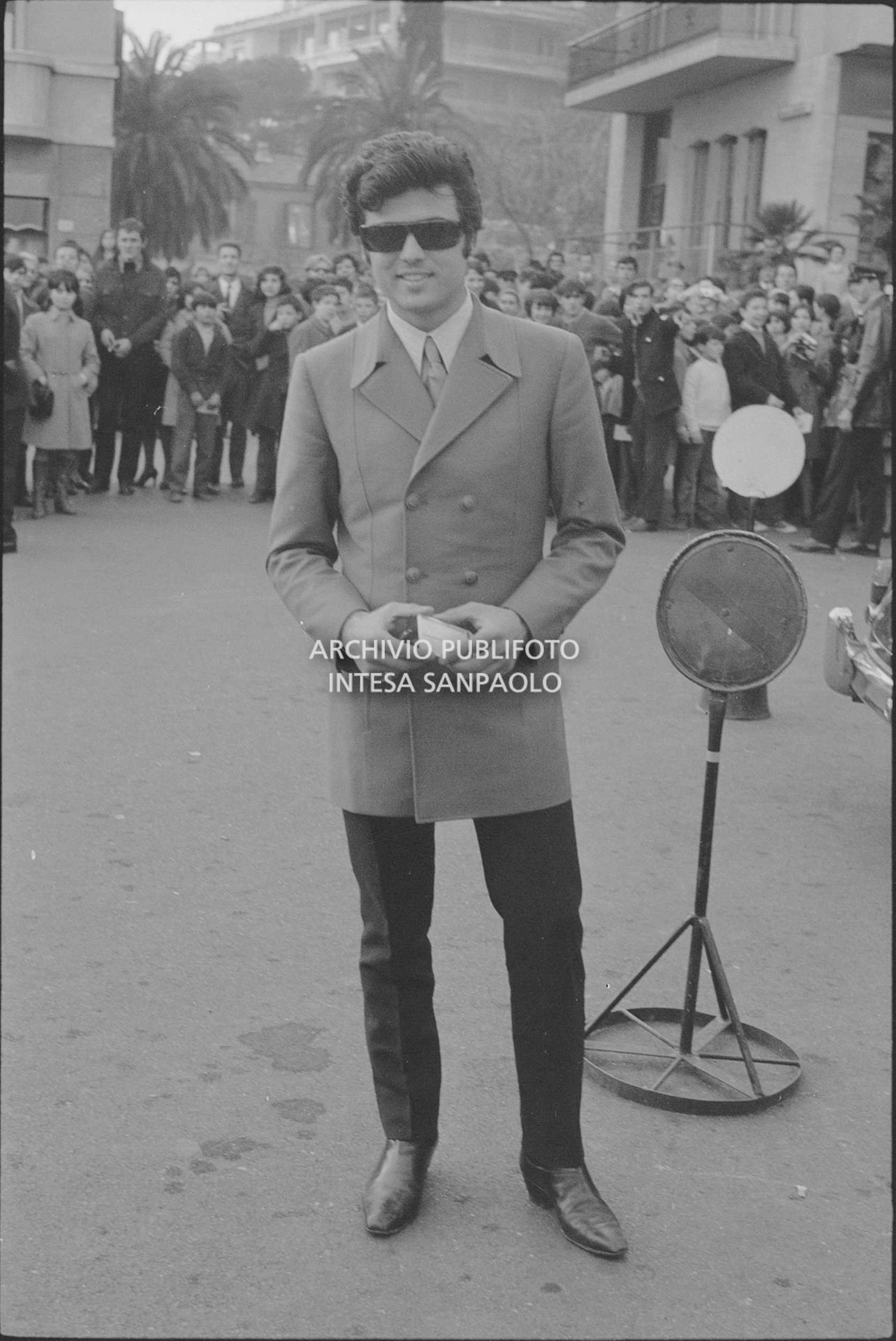 Little Tony all'esterno del Casinò nei giorni del XVIII Festival della canzone italiana di Sanremo