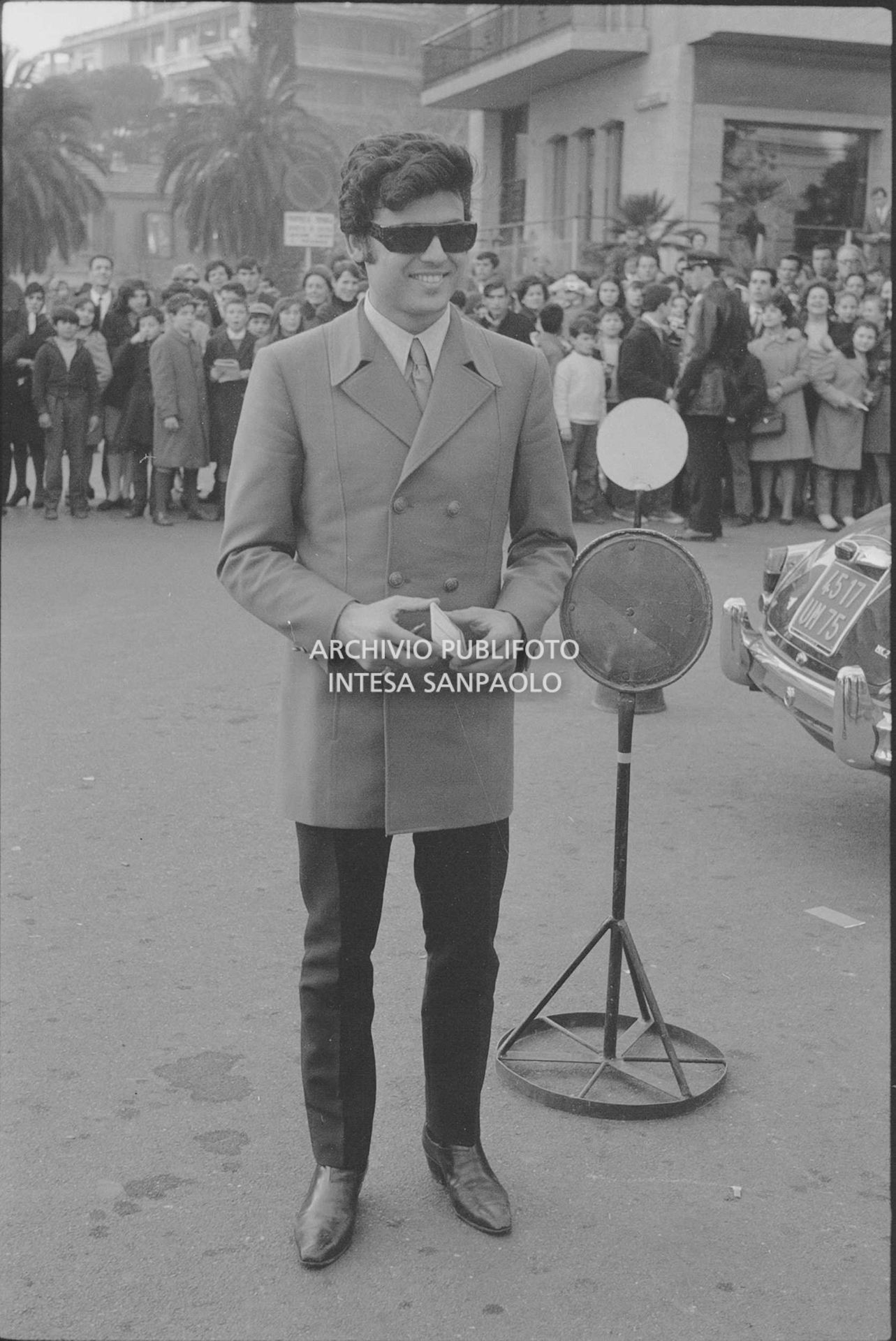 Little Tony all'esterno del Casinò nei giorni del XVIII Festival della canzone italiana di Sanremo