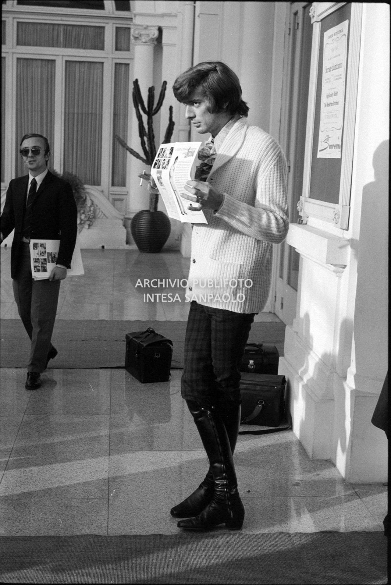 Shel Shapiro, cantante dei The Rokes, all'esterno del Casinò nei giorni del XVIII Festival della canzone italiana di Sanremo