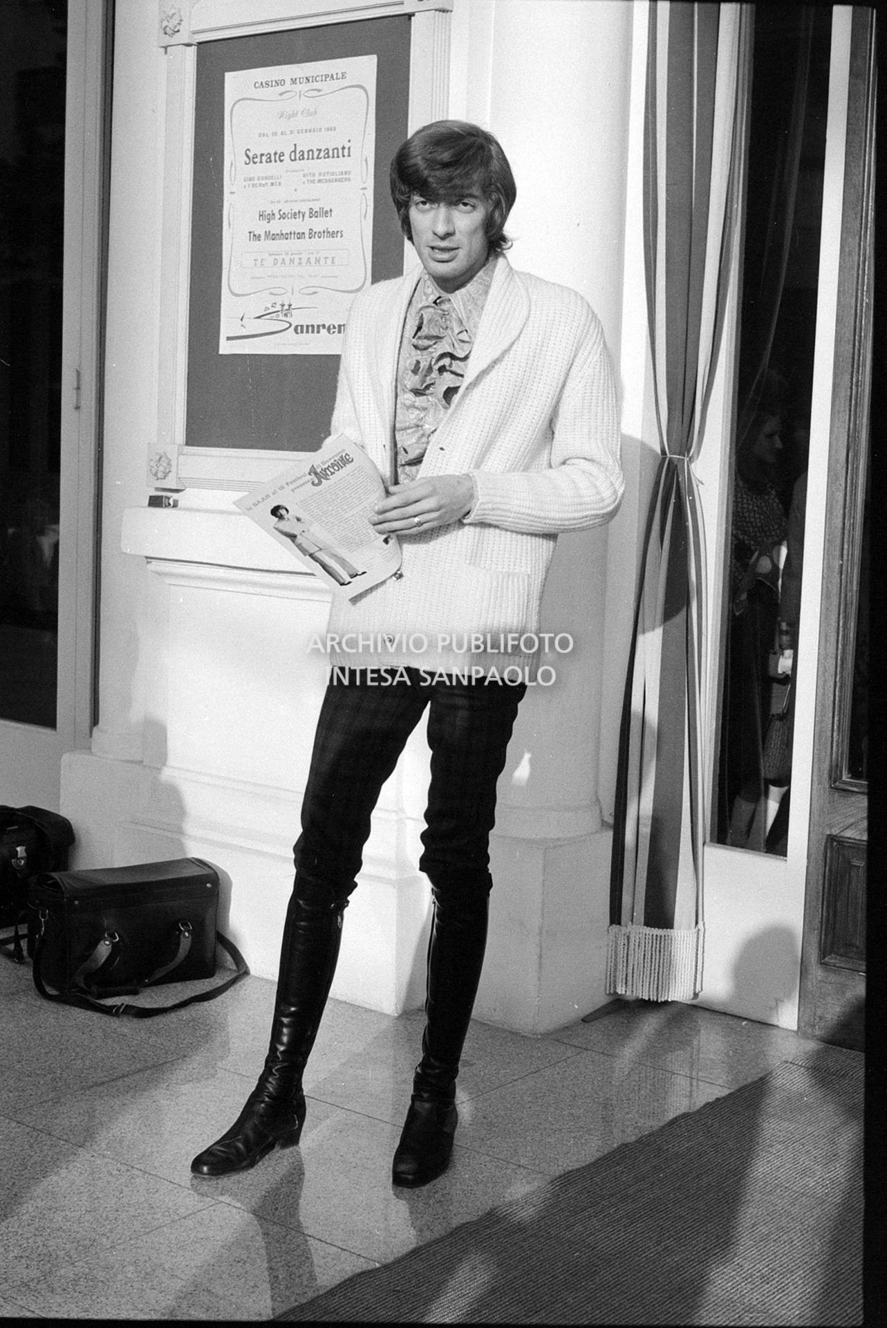 Shel Shapiro, cantante dei The Rokes, all'esterno del Casinò nei giorni del XVIII Festival della canzone italiana di Sanremo