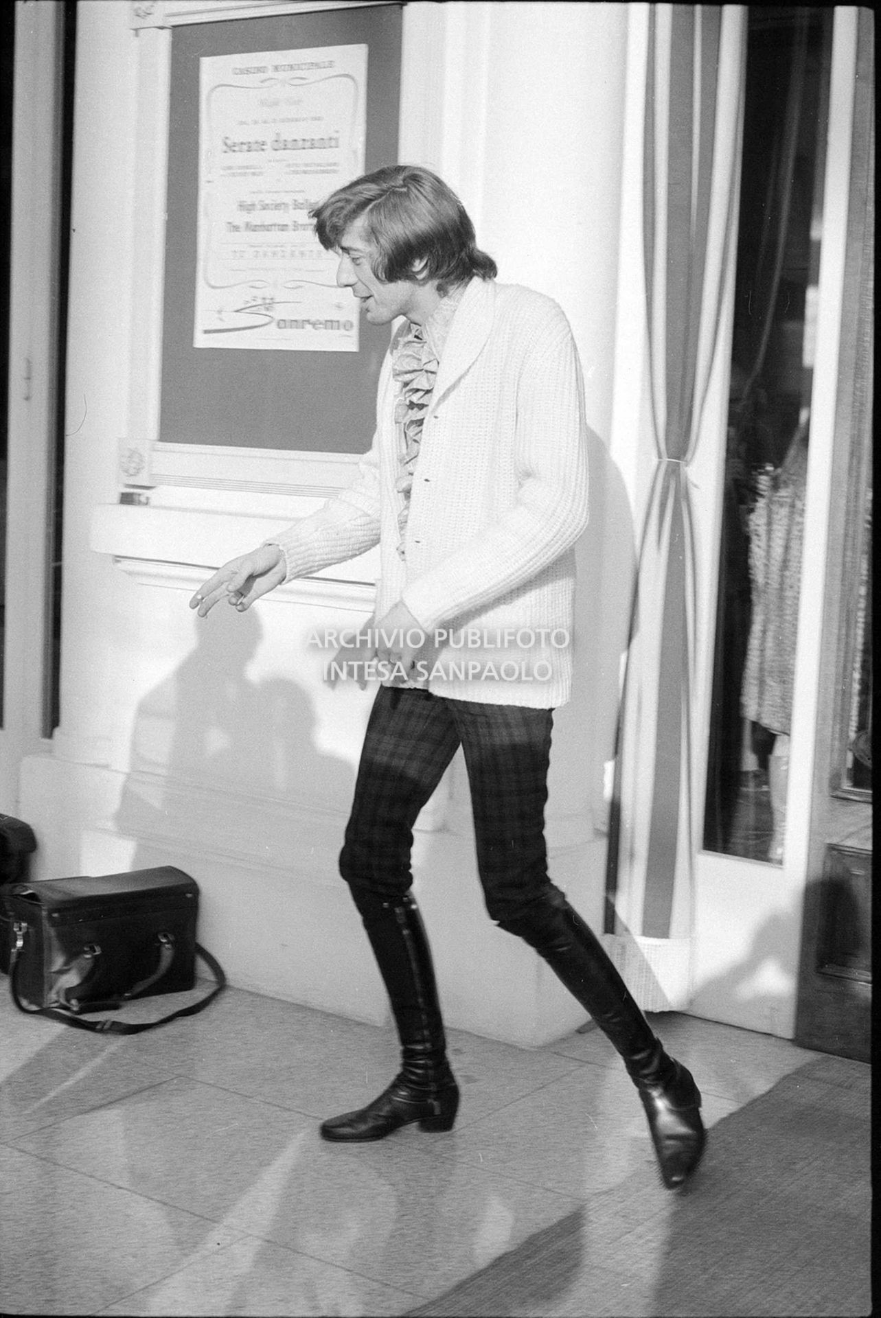 Shel Shapiro, cantante dei The Rokes, all'esterno del Casinò nei giorni del XVIII Festival della canzone italiana di Sanremo