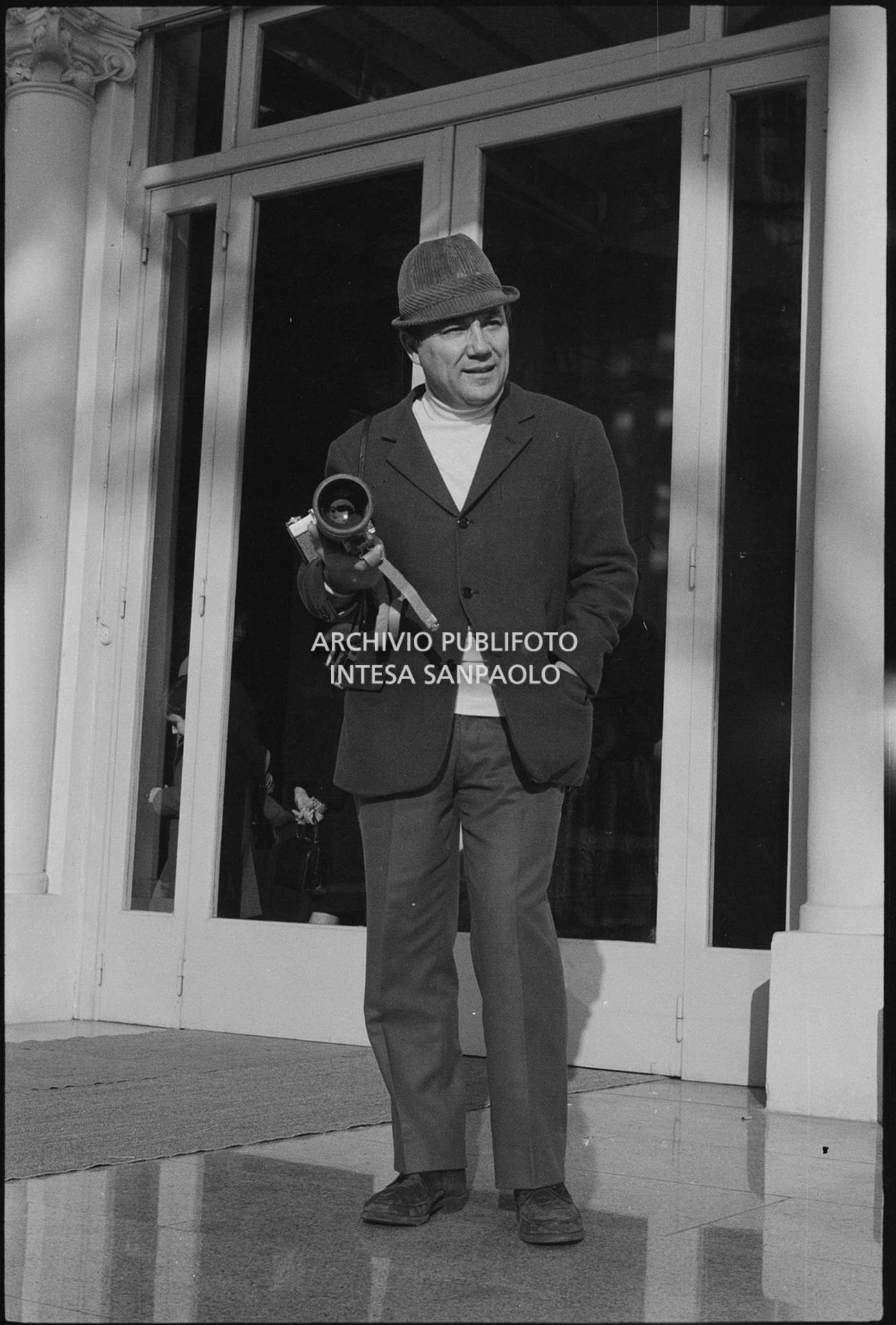 Claudio Villa, in veste di fotoreporter, all'esterno del Casinò nei giorni del XVIII Festival della canzone italiana di Sanremo