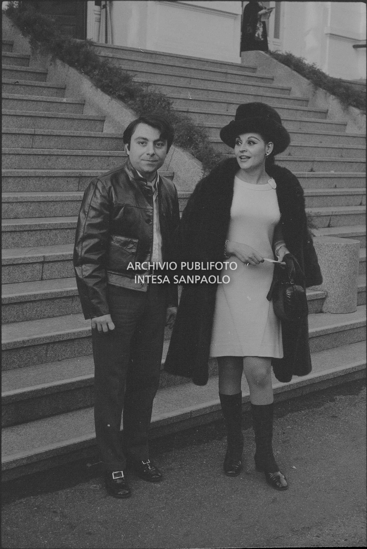 Peppino Gagliardi con la fidanzata Angela Luce all'esterno del Casinò nei giorni del XVIII Festival della canzone italiana di Sanremo