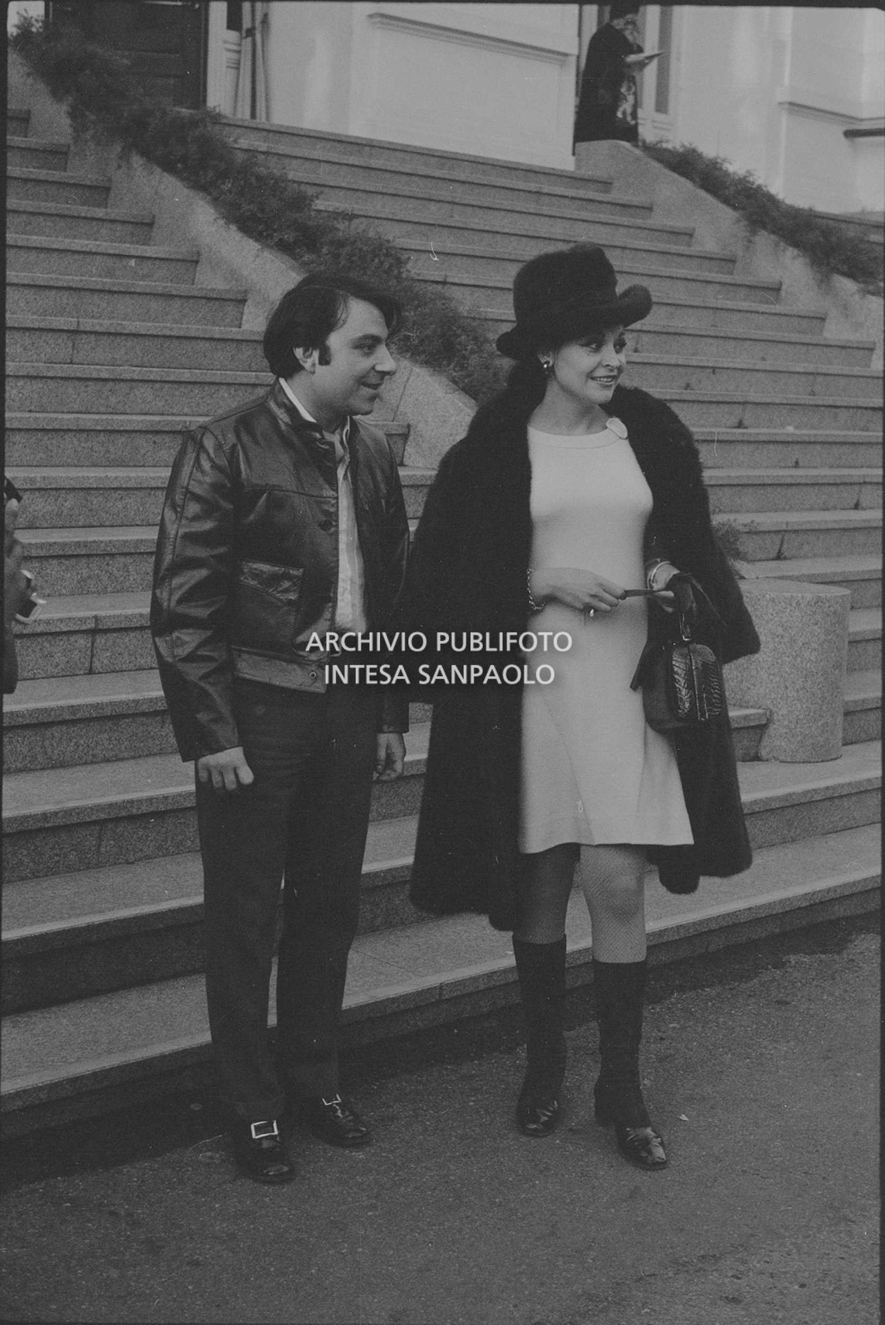 Peppino Gagliardi con la fidanzata Angela Luce all'esterno del Casinò nei giorni del XVIII Festival della canzone italiana di Sanremo