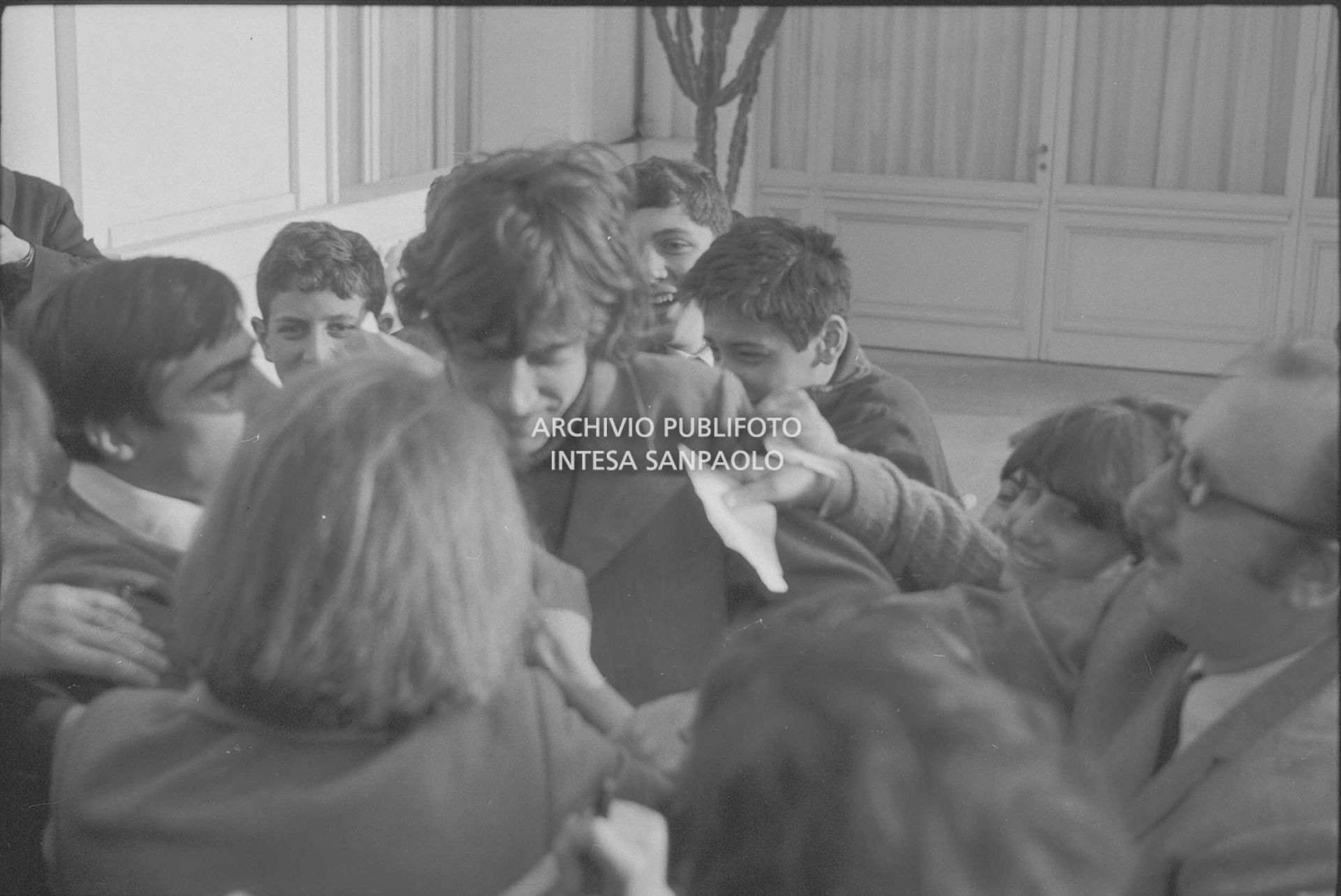 Antoine attorniato dai fan all'esterno del Casinò nei giorni del XVIII Festival della canzone italiana di Sanremo