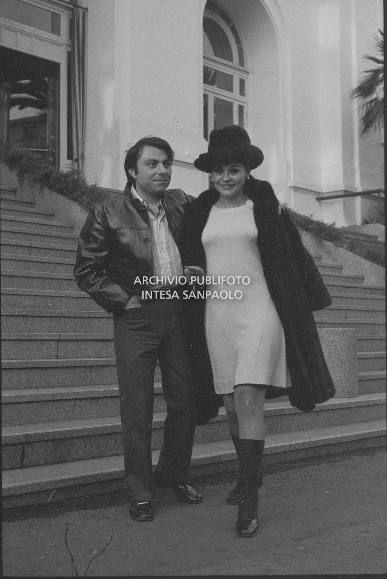 Peppino Gagliardi con la fidanzata Angela Luce all'esterno del Casinò nei giorni del XVIII Festival della canzone italiana di Sanremo