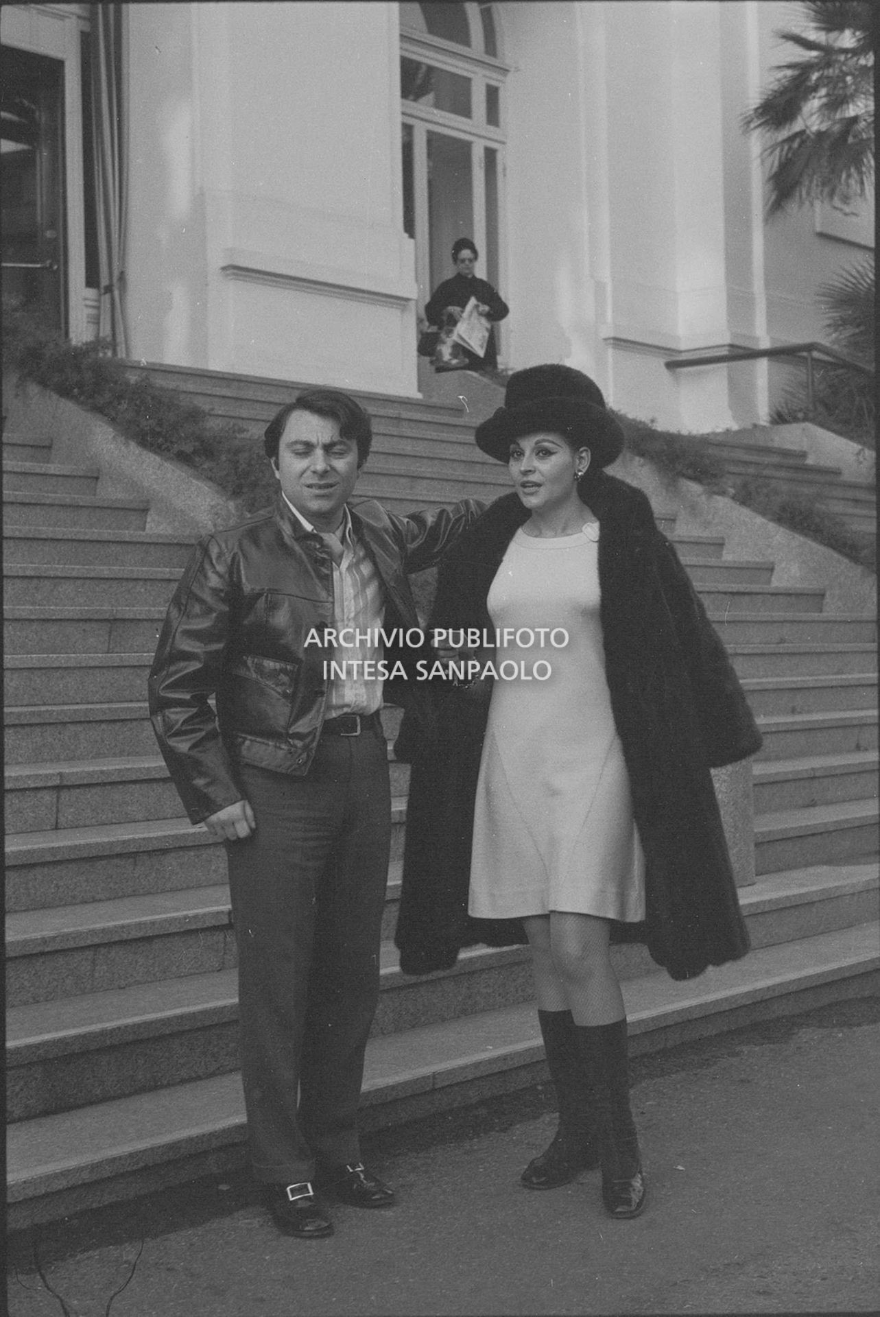 Peppino Gagliardi con la fidanzata Angela Luce all'esterno del Casinò nei giorni del XVIII Festival della canzone italiana di Sanremo