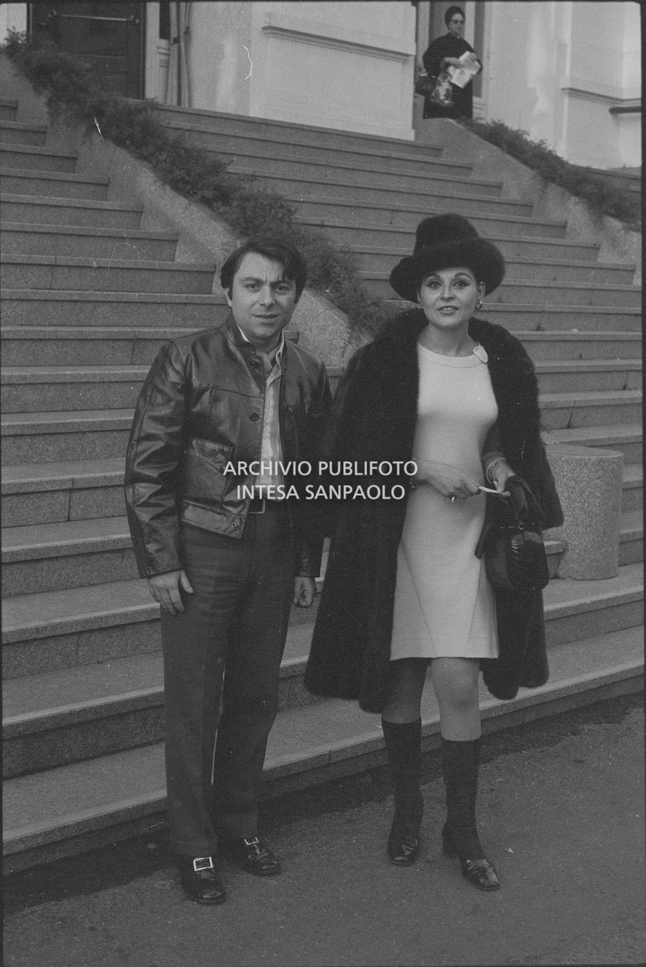 Peppino Gagliardi con la fidanzata Angela Luce all'esterno del Casinò nei giorni del XVIII Festival della canzone italiana di Sanremo