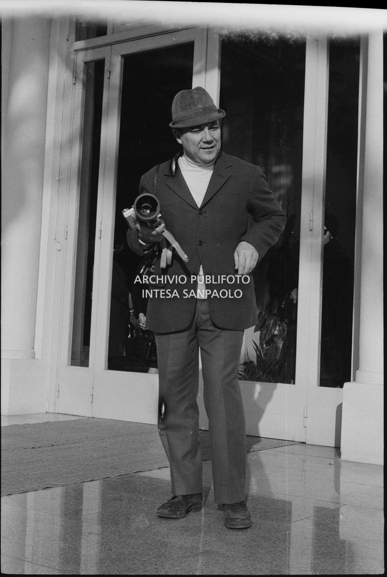 Claudio Villa, in veste di fotoreporter, all'esterno del Casinò nei giorni del XVIII Festival della canzone italiana di Sanremo