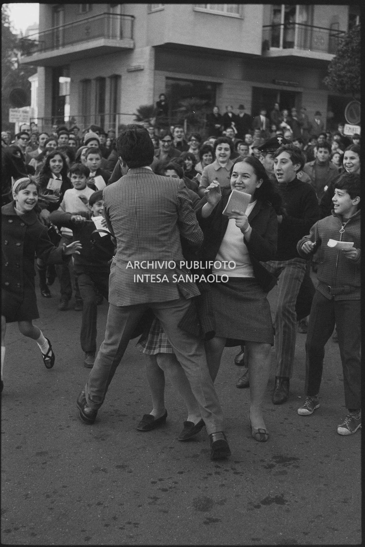 Al Bano attorniato dai fan all'esterno del Casinò nei giorni del XVIII Festival di Sanremo