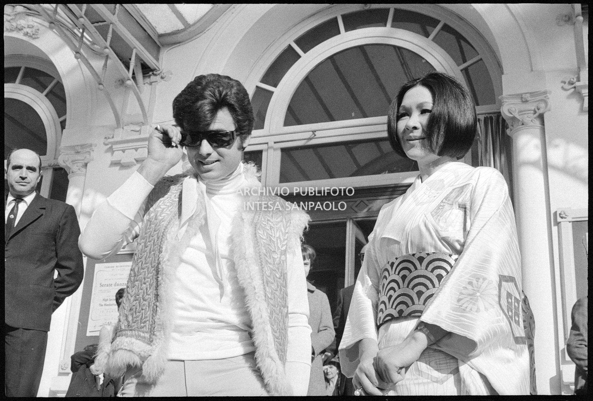 Little Tony e Yōko Kishi all'ingresso del Casinò in occasione del XVIII Festival di Sanremo