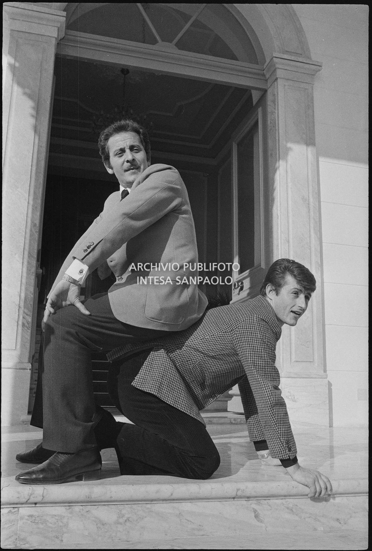 Domenico Modugno e Tony Renis ritratti insieme nei giorni del XVIII Festival di Sanremo