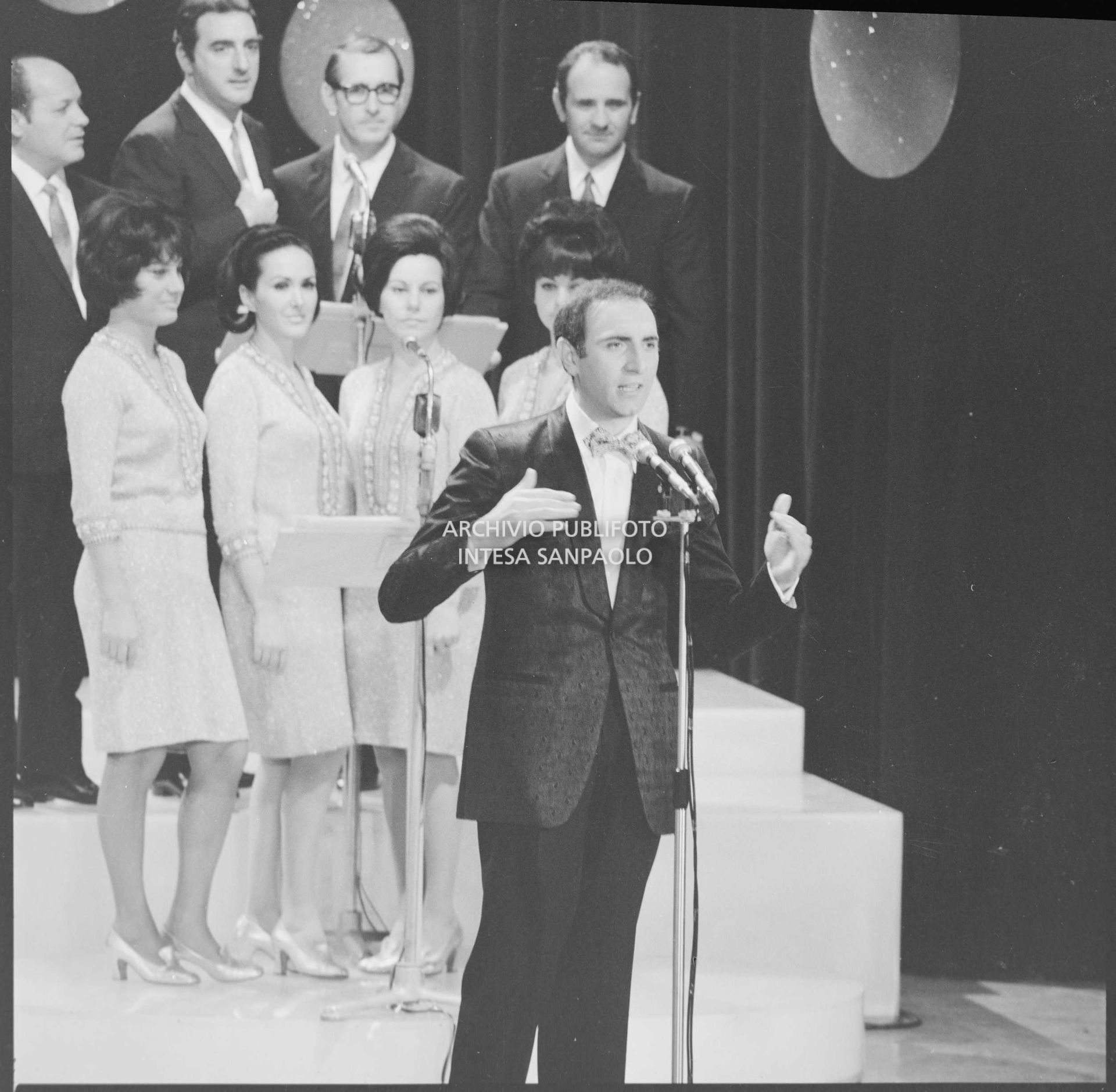 Pippo Baudo conduce il XVIII Festival della canzone italiana di Sanremo