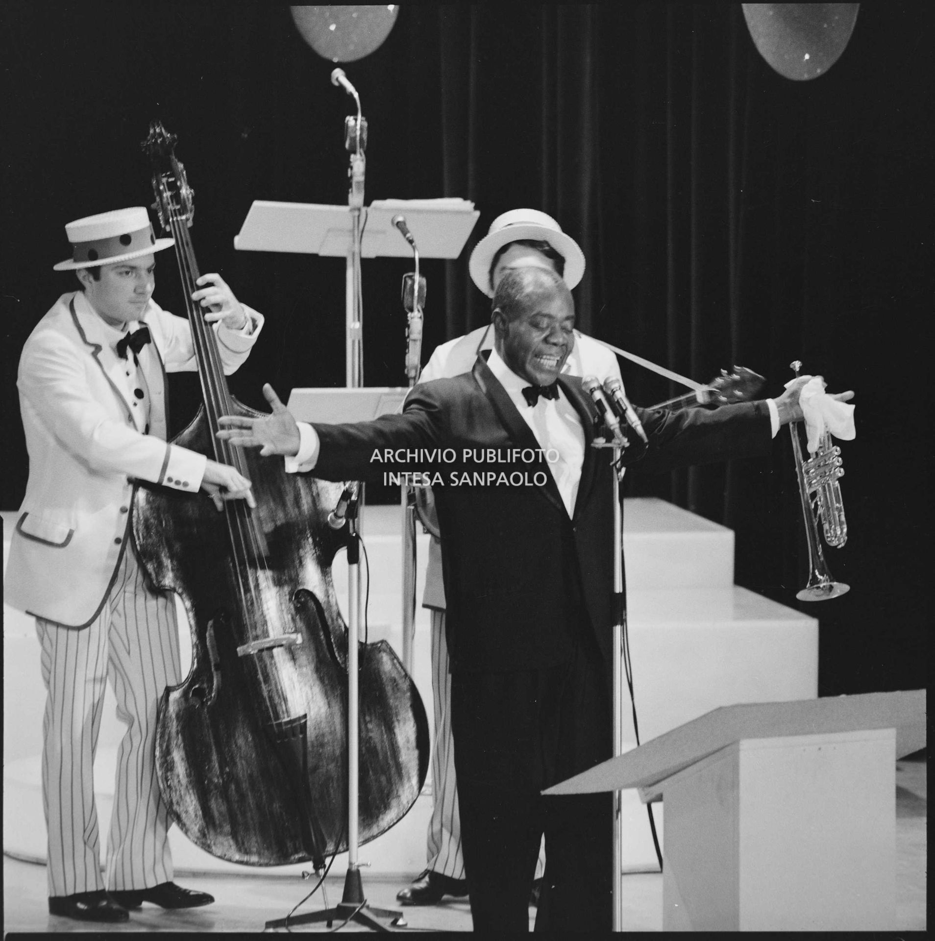 Louis Armstrong si esibisce sul palco del XVIII Festival di Sanremo