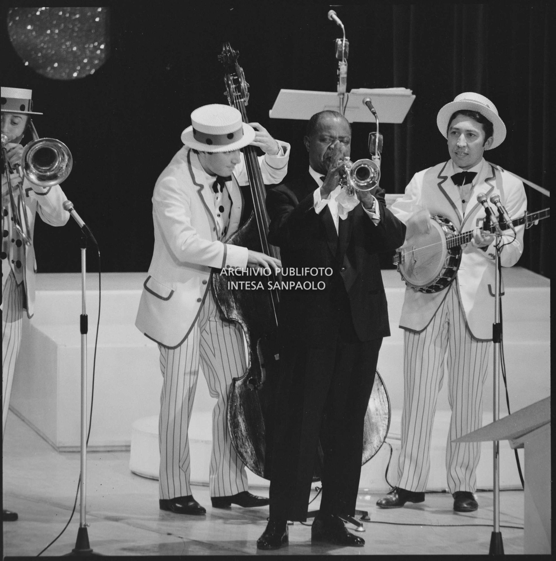 Louis Armstrong si esibisce sul palco del XVIII Festival di Sanremo