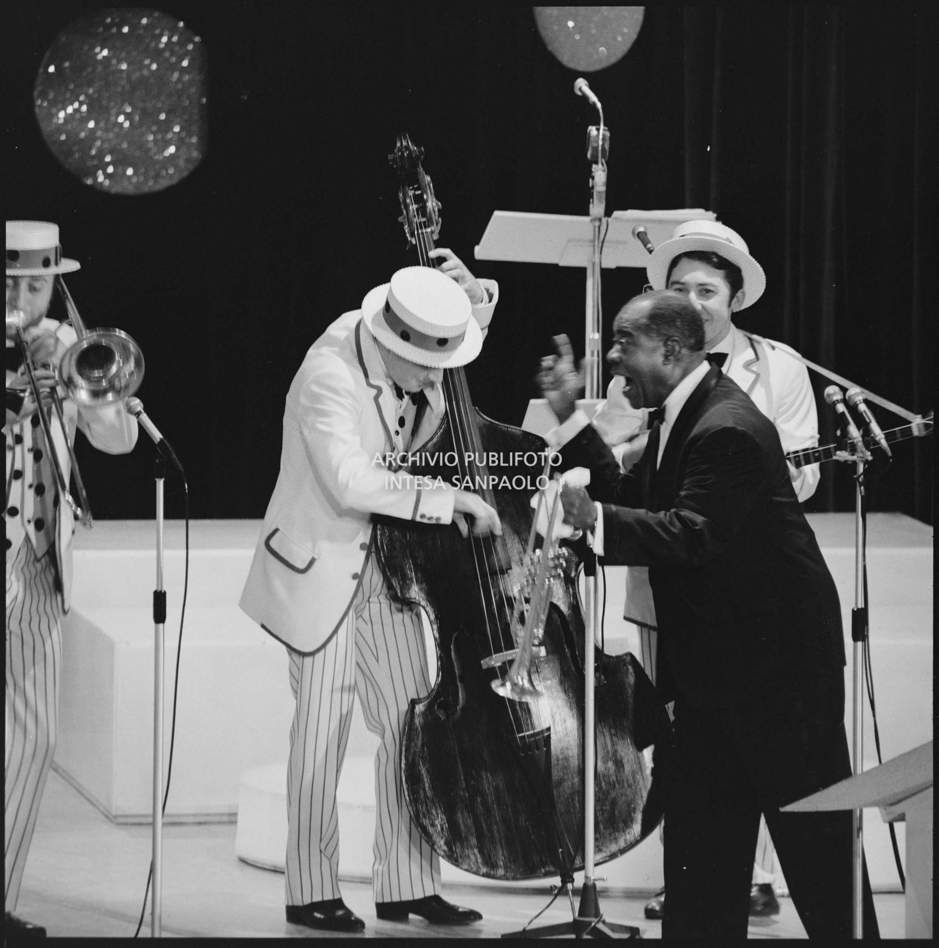 Louis Armstrong si esibisce sul palco del XVIII Festival di Sanremo