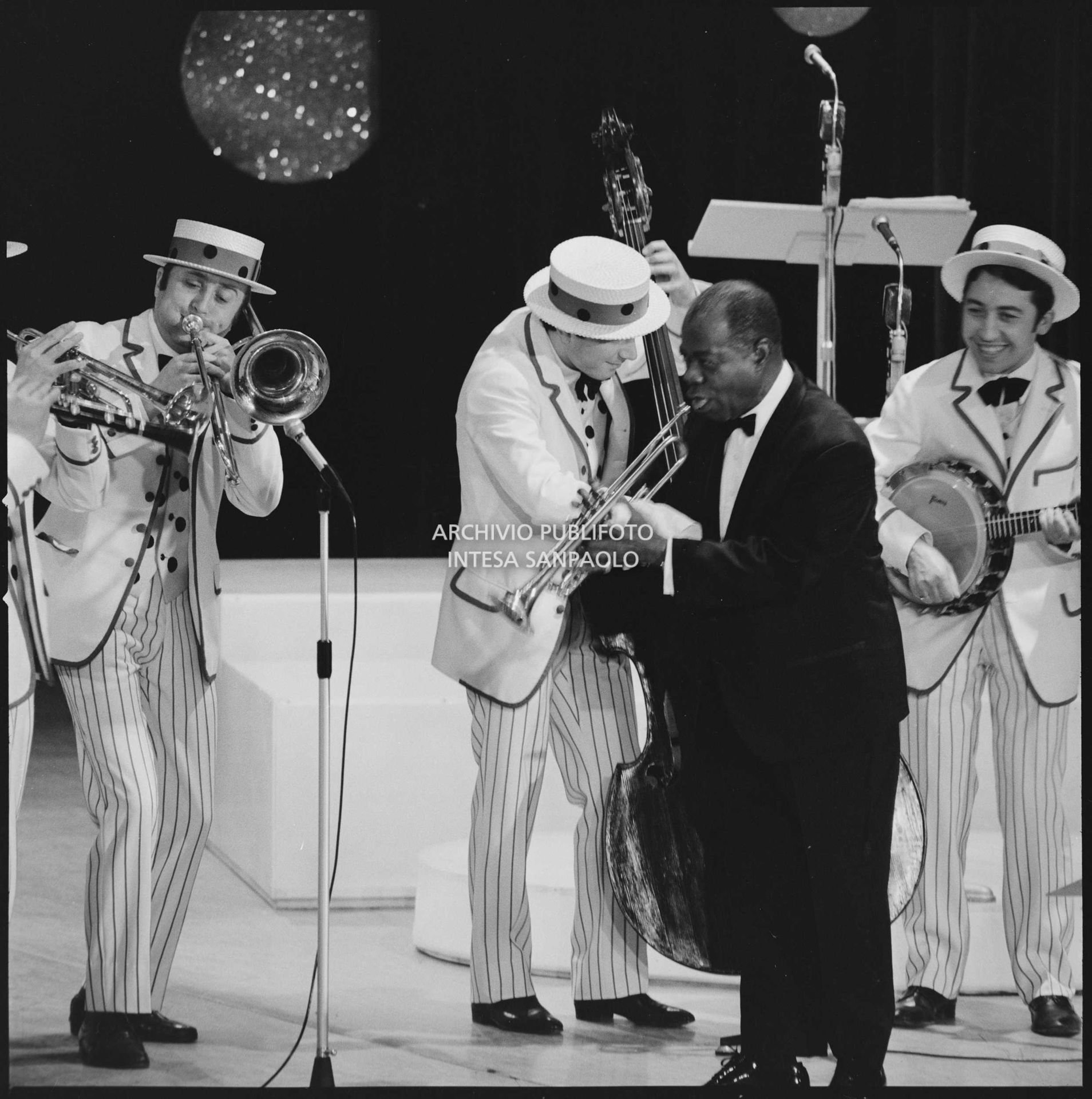 Louis Armstrong si esibisce sul palco del XVIII Festival di Sanremo