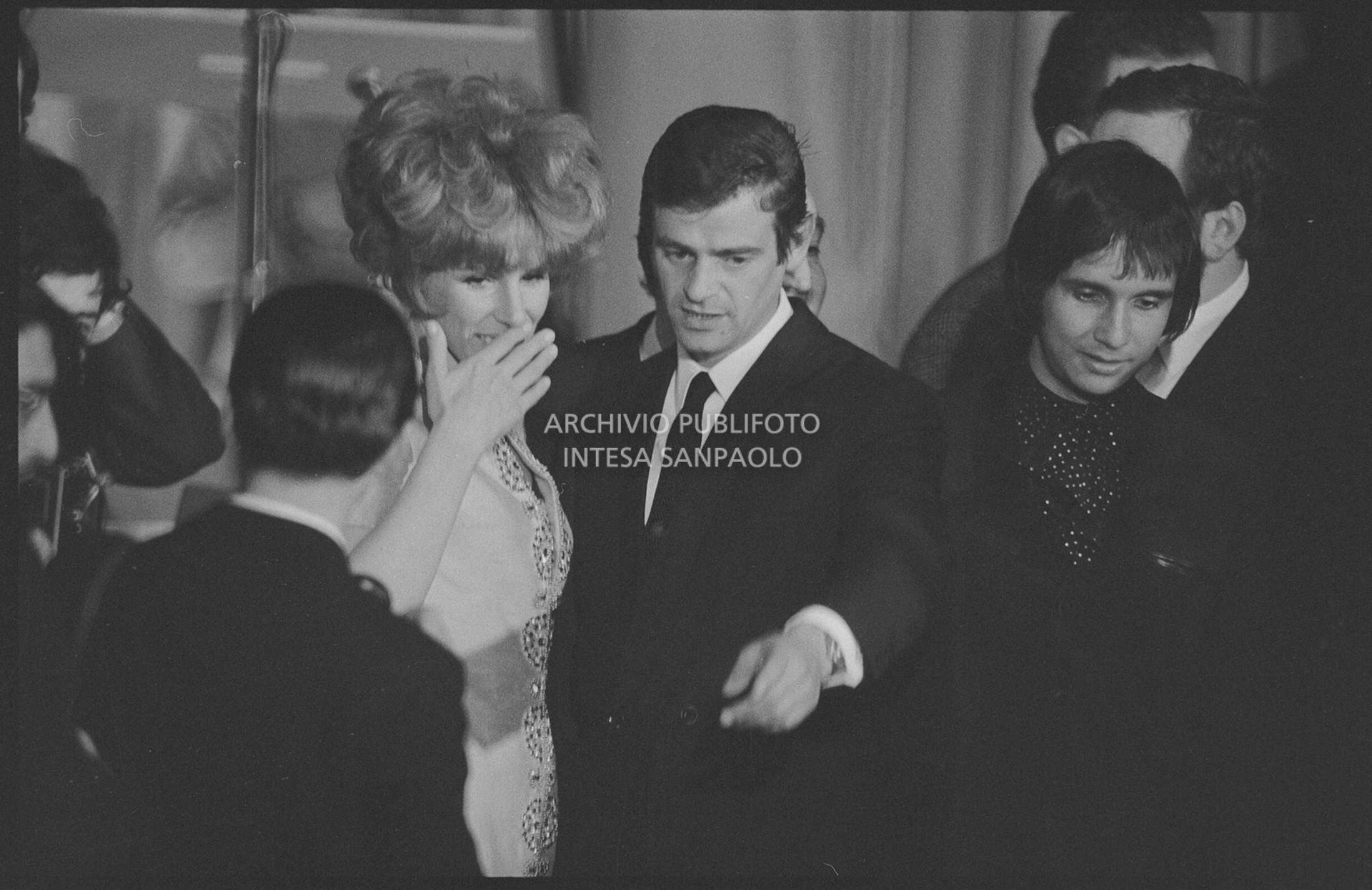 Ornella Vanoni, Sergio Endrigo e Roberto Carlos sul palco del XVIII Festival della canzone italiana di Sanremo per la premiazione