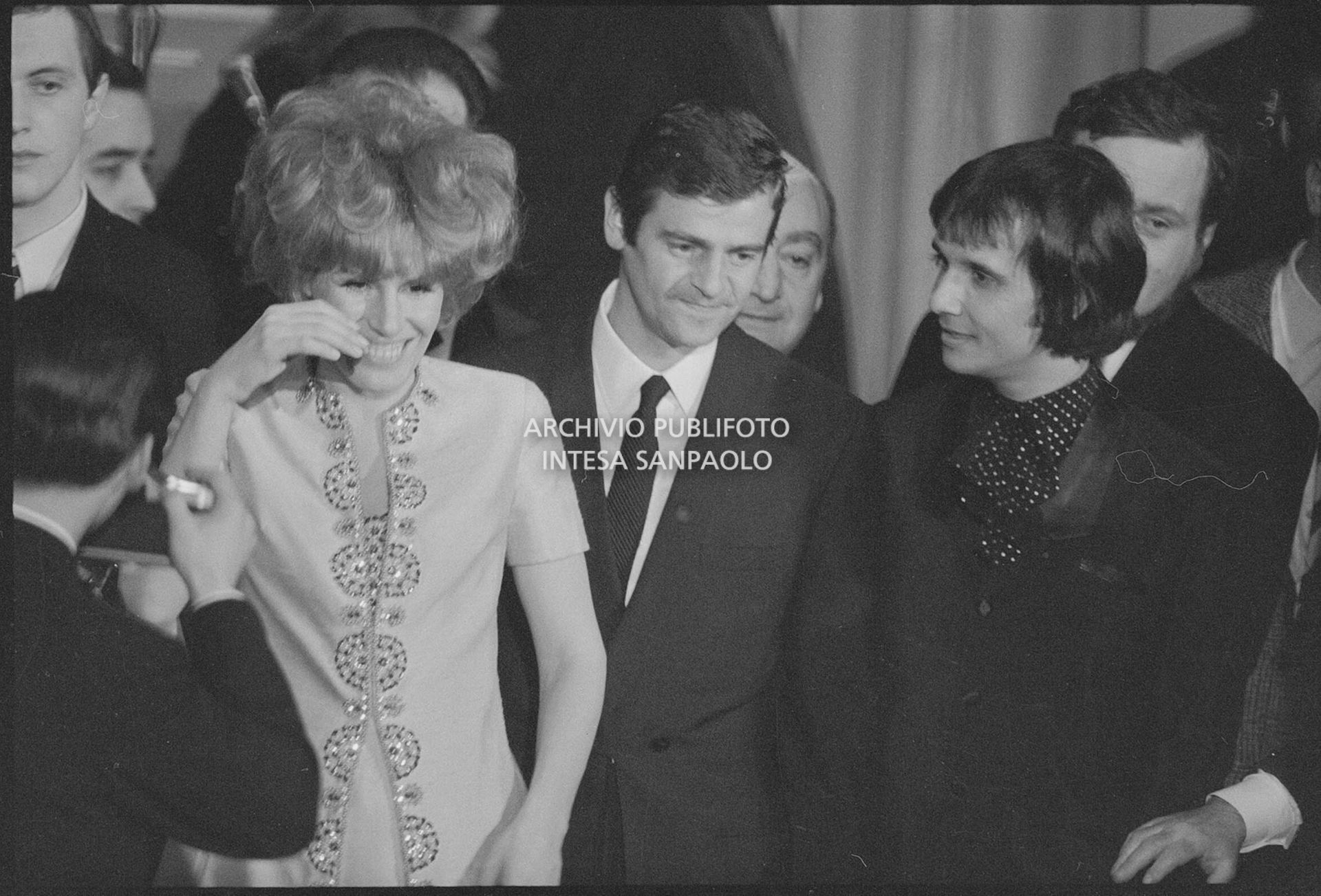 Ornella Vanoni, Sergio Endrigo e Roberto Carlos sul palco del XVIII Festival della canzone italiana di Sanremo per la premiazione