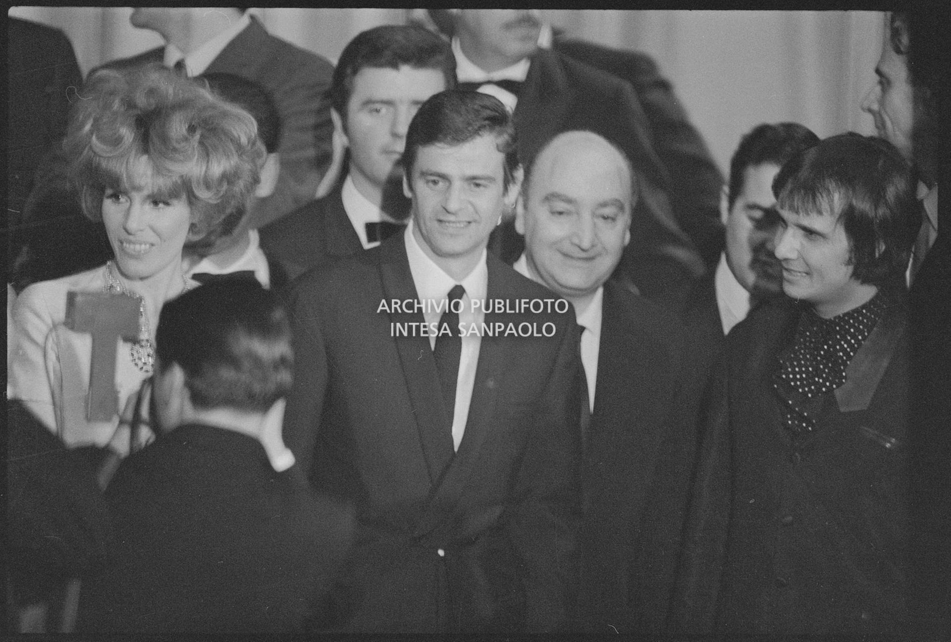 Ornella Vanoni, Sergio Endrigo e Roberto Carlos sul palco del XVIII Festival della canzone italiana di Sanremo per la premiazione